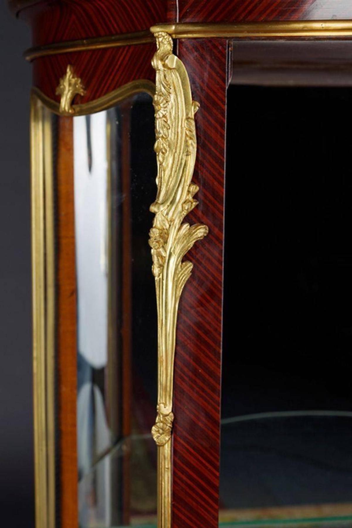 Vitrine française du 20e siècle de style Louis XV en vente 2