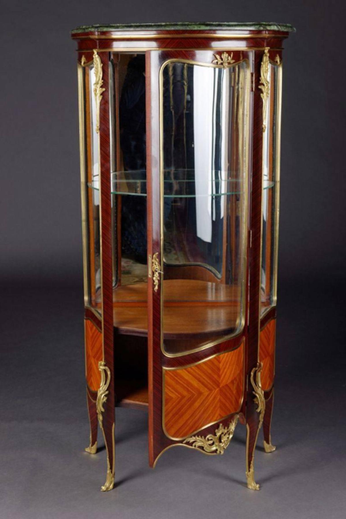 Vitrine française du 20e siècle de style Louis XV en vente 4