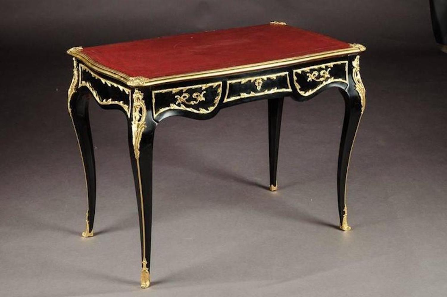 Eleganter Damenschreibtisch im Stil Louis XV, Palisander und schattiertes Edelholz, furniert. Äußerst feine, florale Bronzebeschläge. Vierseitiger, leicht geschwungener, dreikantiger Rahmensockel mit breitem Kniebesatz auf elegant geschwungenen