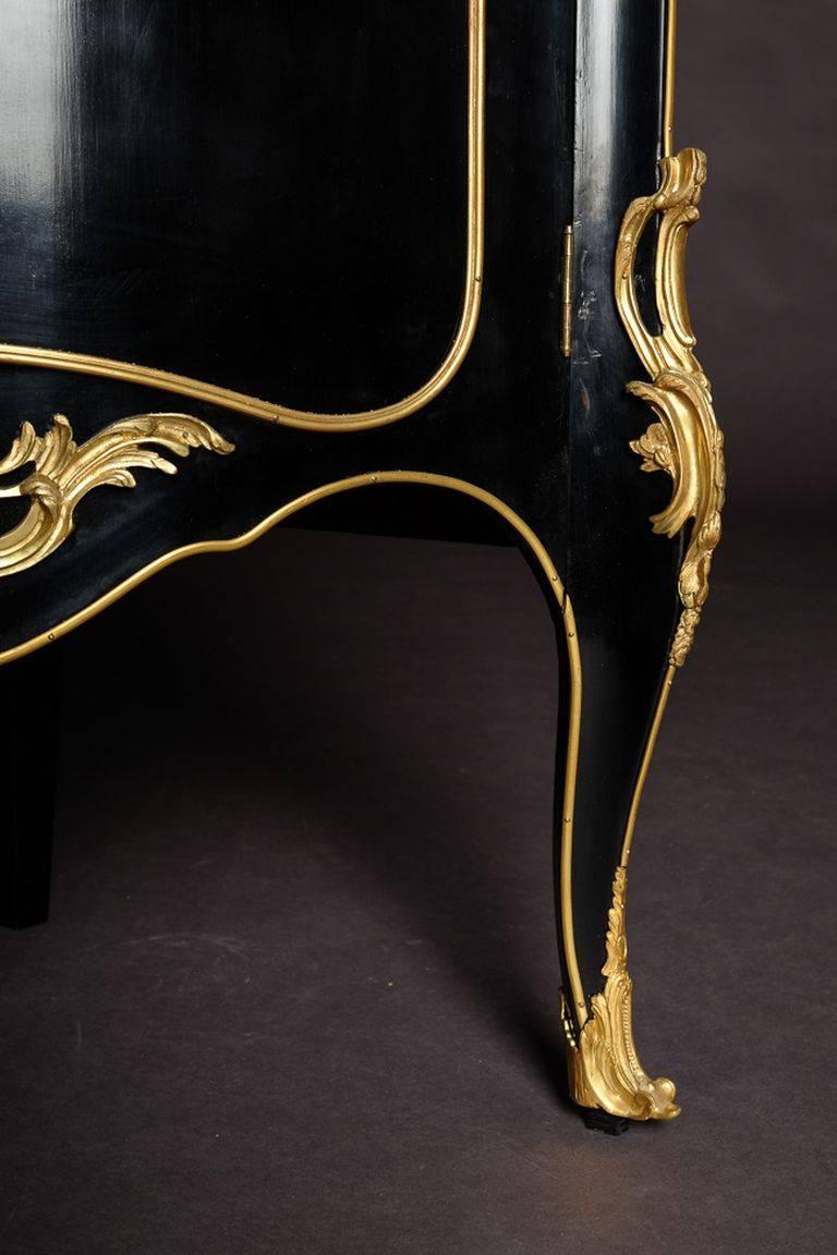 Ebonized 20th Century Louis XV Style Piano-Black Corner Vitrine For Sale