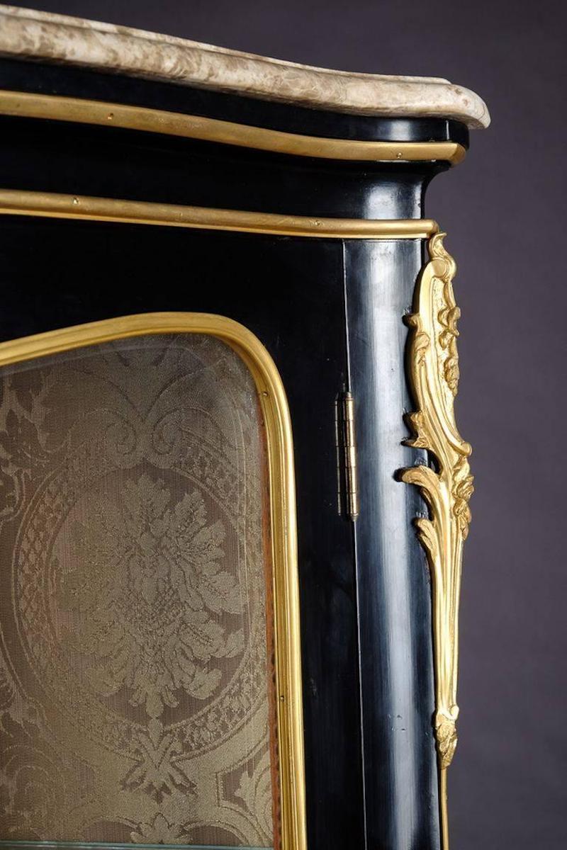 Vitrina angolare del XX secolo in stile Luigi XV con pianoforte nero in vendita 2