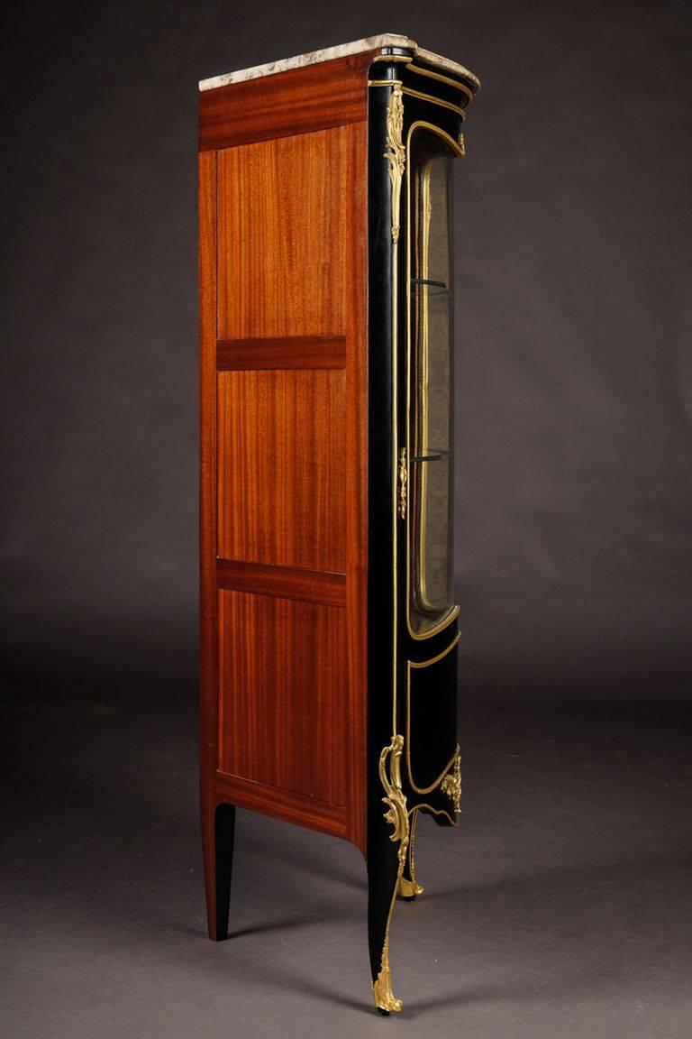 20th Century Louis XV Style Piano-Black Corner Vitrine For Sale 2