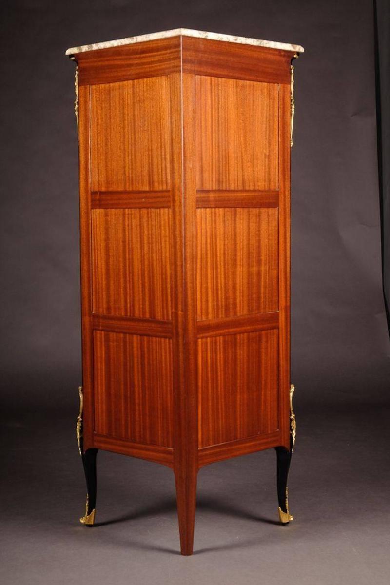 Vitrina angolare del XX secolo in stile Luigi XV con pianoforte nero in vendita 4