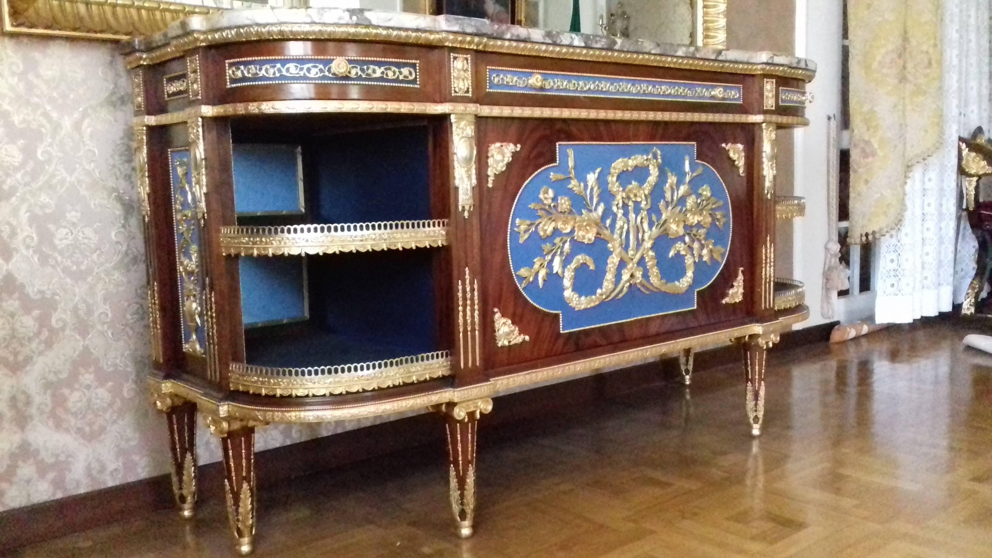 Crescentic sideboard in solid mahogany year 1962 just restored size cm 189 x cm 62 x H 103
Peach Blossom marble from 3.00 cm
Hand-polished (no polyester) and N. 6 feet.
Bronzes all gilded gold leaf, central frieze with flowers, Greek on the
