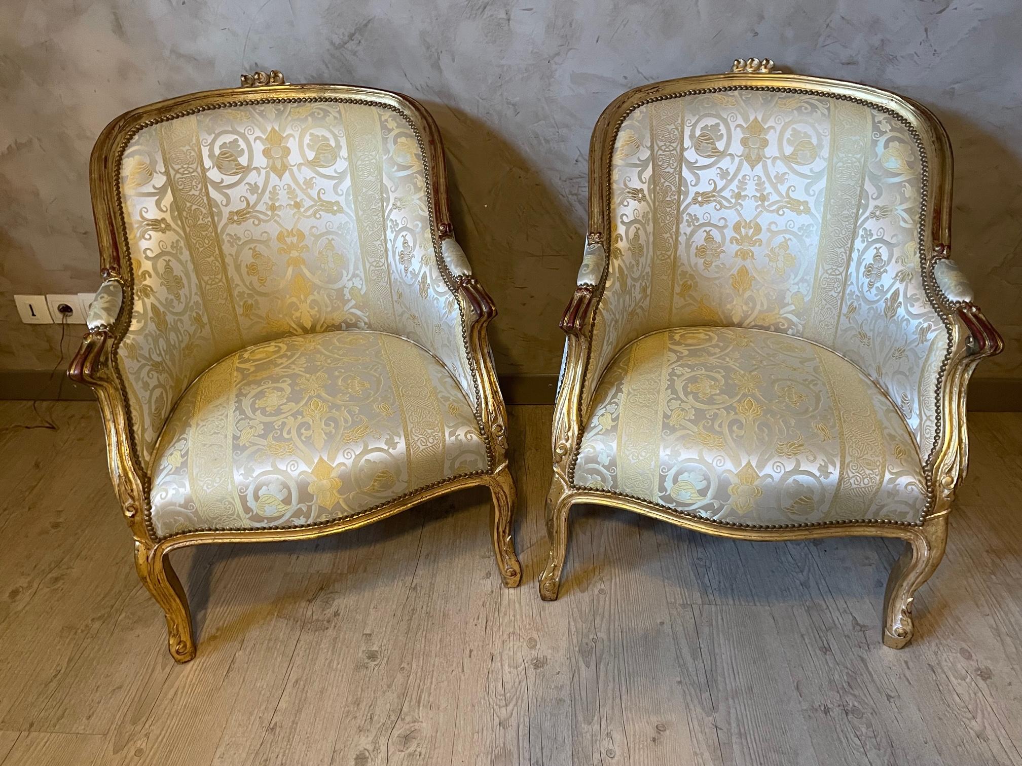 Very nice Bergere armchair in the Louis XV style. Beautiful yellow silk fabric in very good condition. The wood is golden painted. 
Very confortable armchairs and good condition.