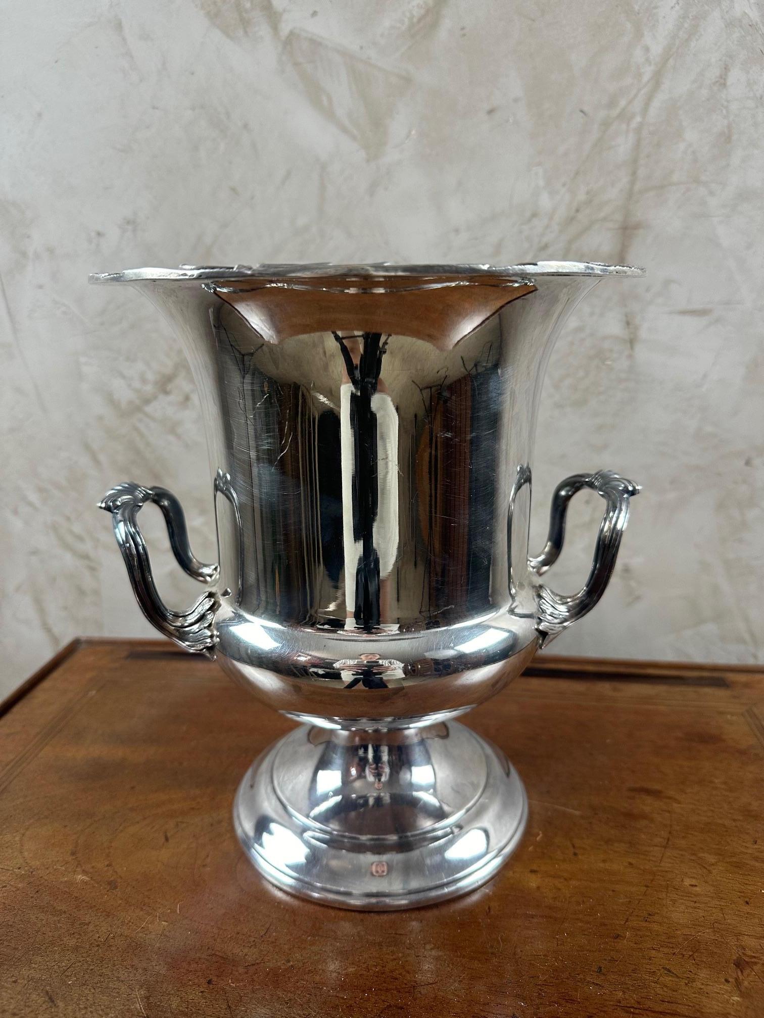 Bellissimo refrigeratore per champagne in stile Luigi XV in ottime condizioni.
Forma medicea con due manici.
Ottima qualità.