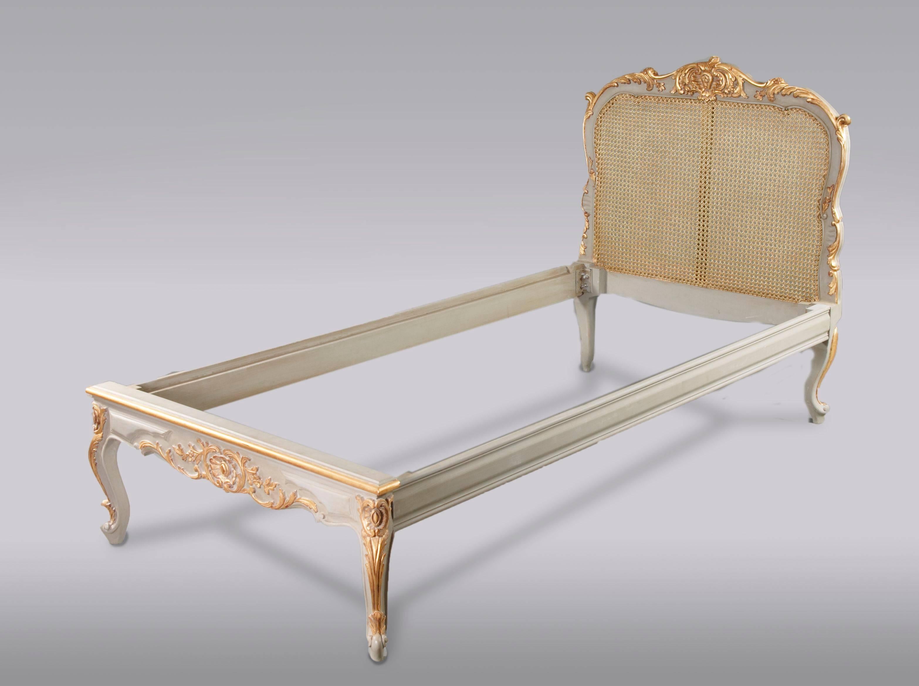 Einbett im Louis XV-Stil des 20. Jahrhunderts (Handgeschnitzt) im Angebot