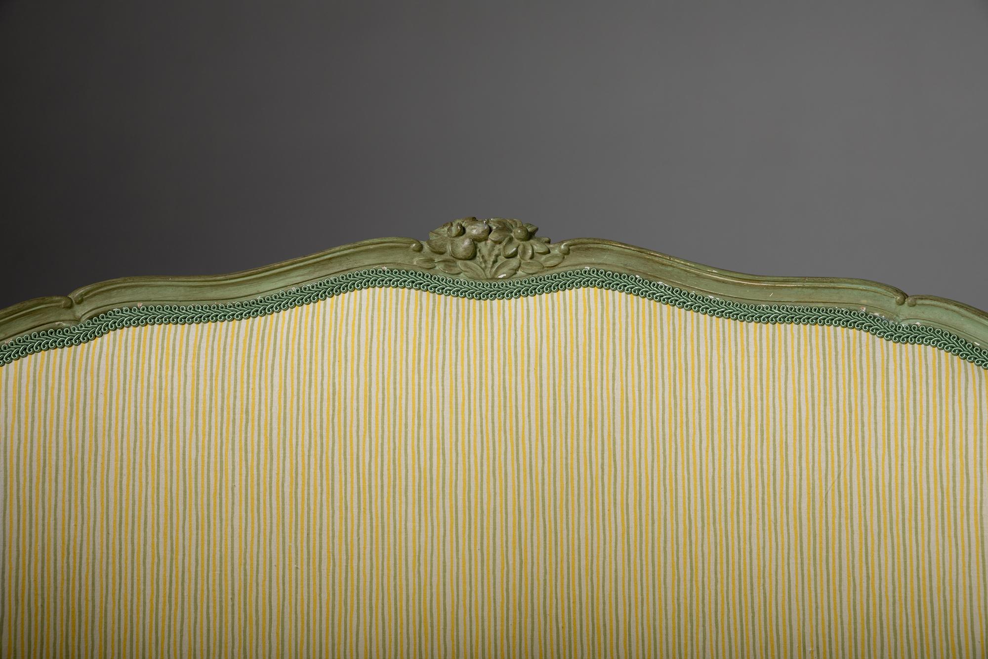 Bois Petit ensemble canapé et tabouret de style Louis XV du 20e siècle en vente