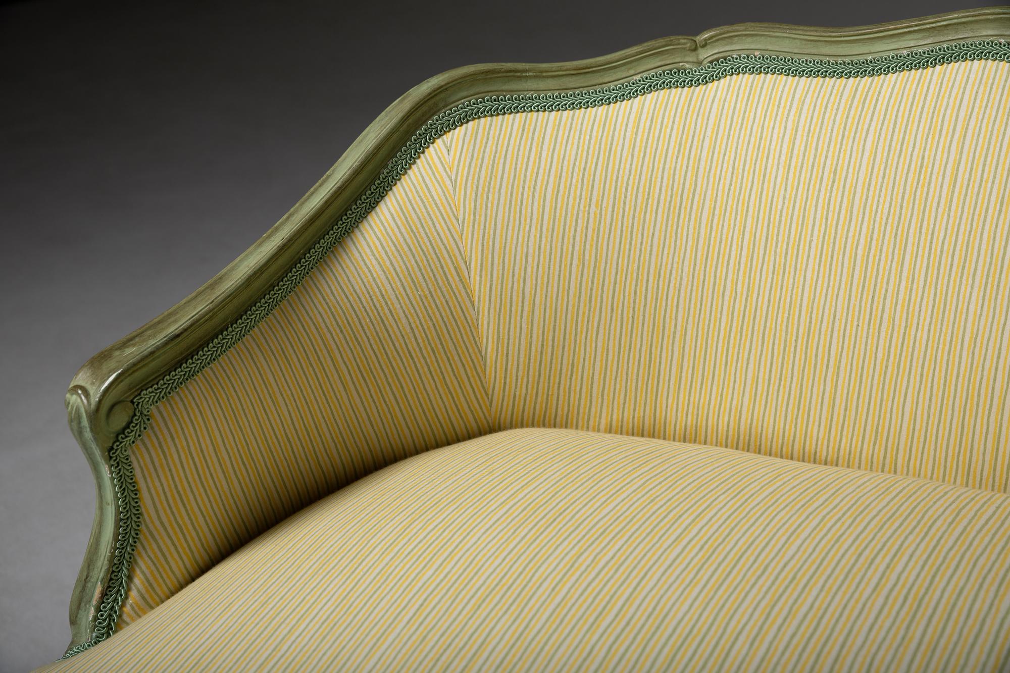 Petit ensemble canapé et tabouret de style Louis XV du 20e siècle en vente 1