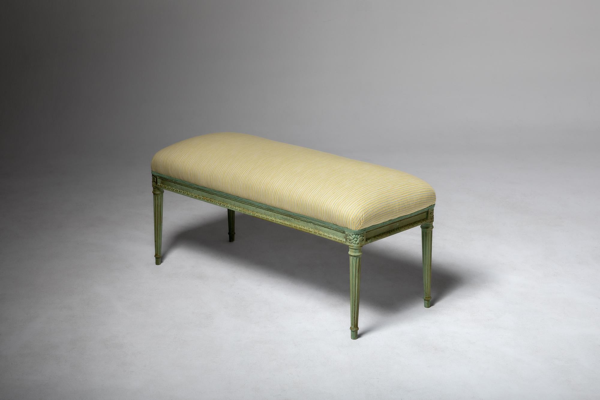 Petit ensemble canapé et tabouret de style Louis XV du 20e siècle en vente 3