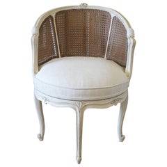 Fauteuil de coiffeuse pivotant de style Louis XV du 20ème siècle avec assise en rotin