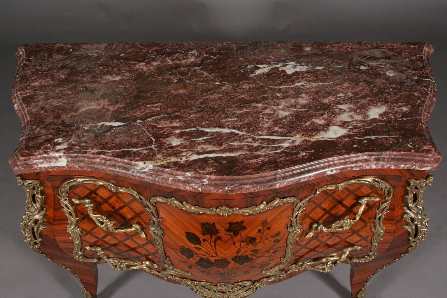 20th Century Louis XV style tulipwood french commode.
Real marble top and bronze fittings.
shadowed precious woods, veneered.

(D-Sam-55).
