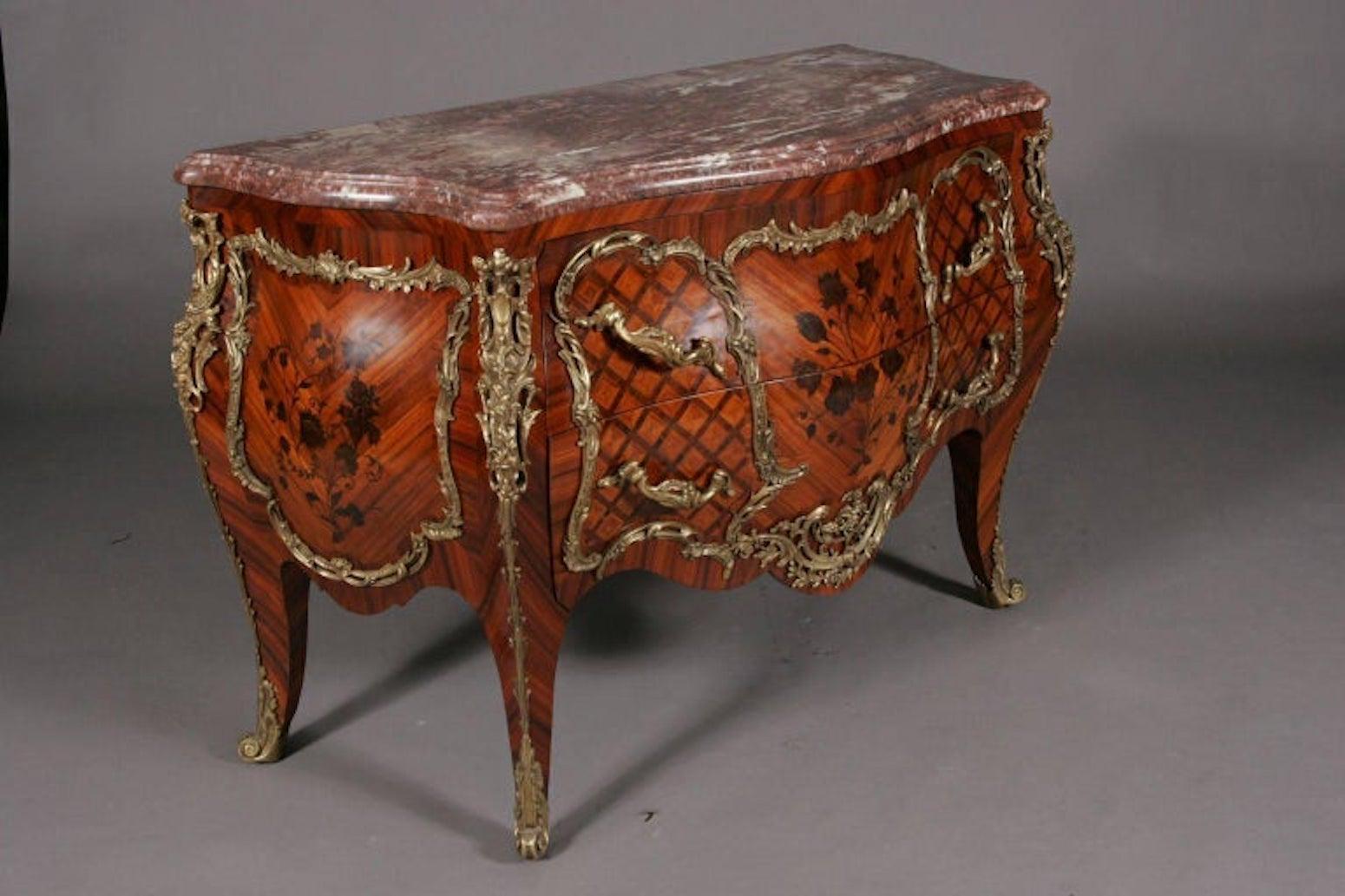 Commode francese del XX secolo in legno di tulipano in stile Luigi XV.
Piano in vero marmo e accessori in bronzo.
Wood preziosi e impiallacciati.