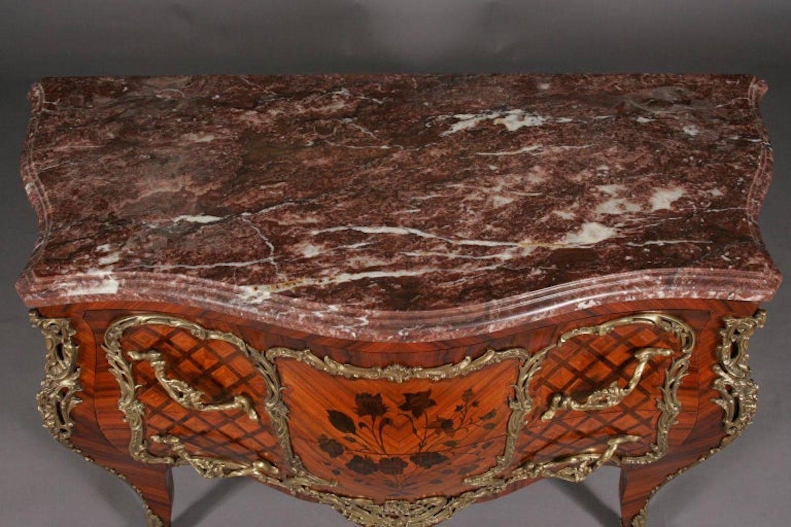 Impiallacciato Commode francese del XX secolo in legno di tulipano in stile Luigi XV in vendita