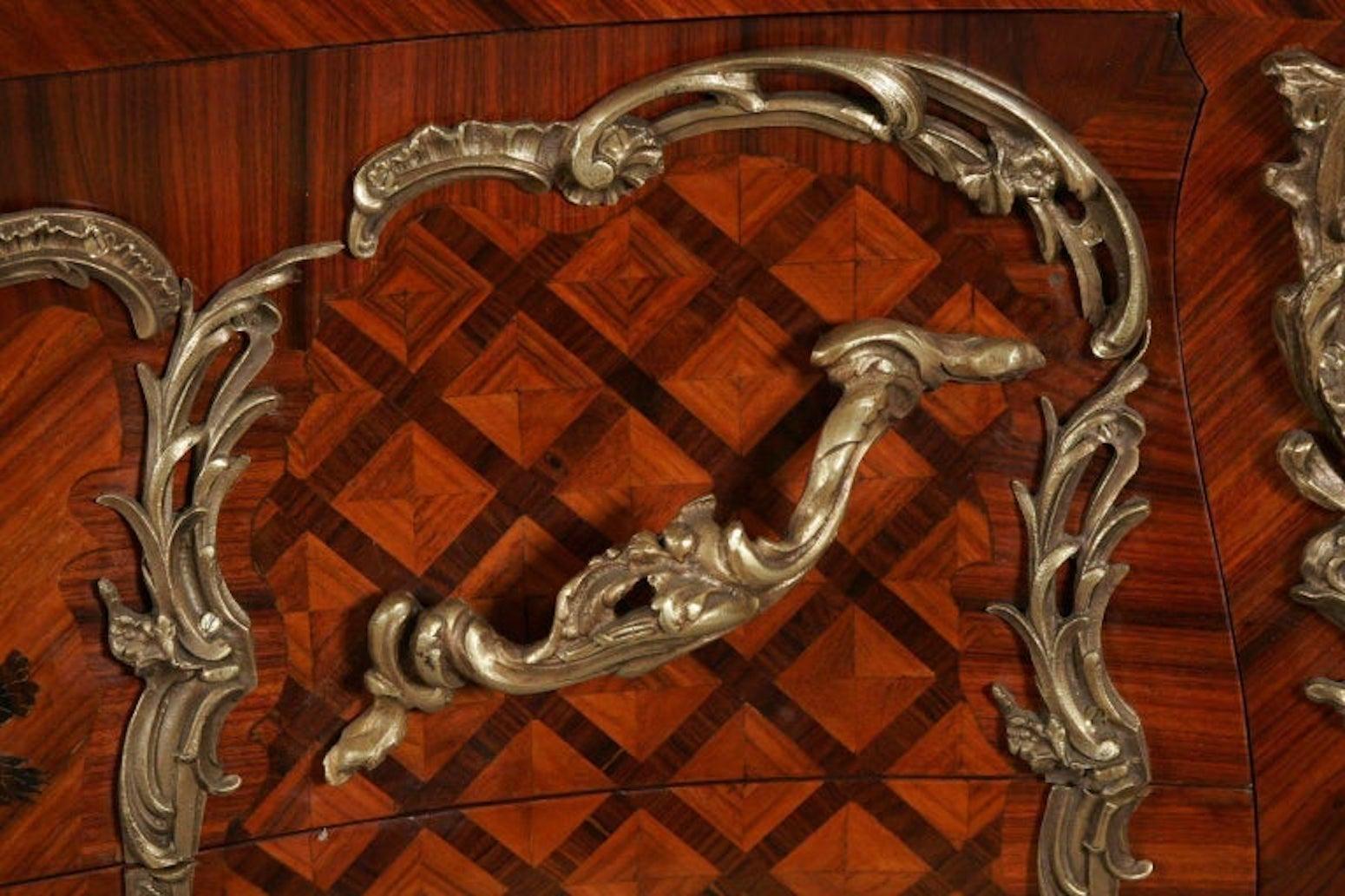 Bronzo Commode francese del XX secolo in legno di tulipano in stile Luigi XV in vendita