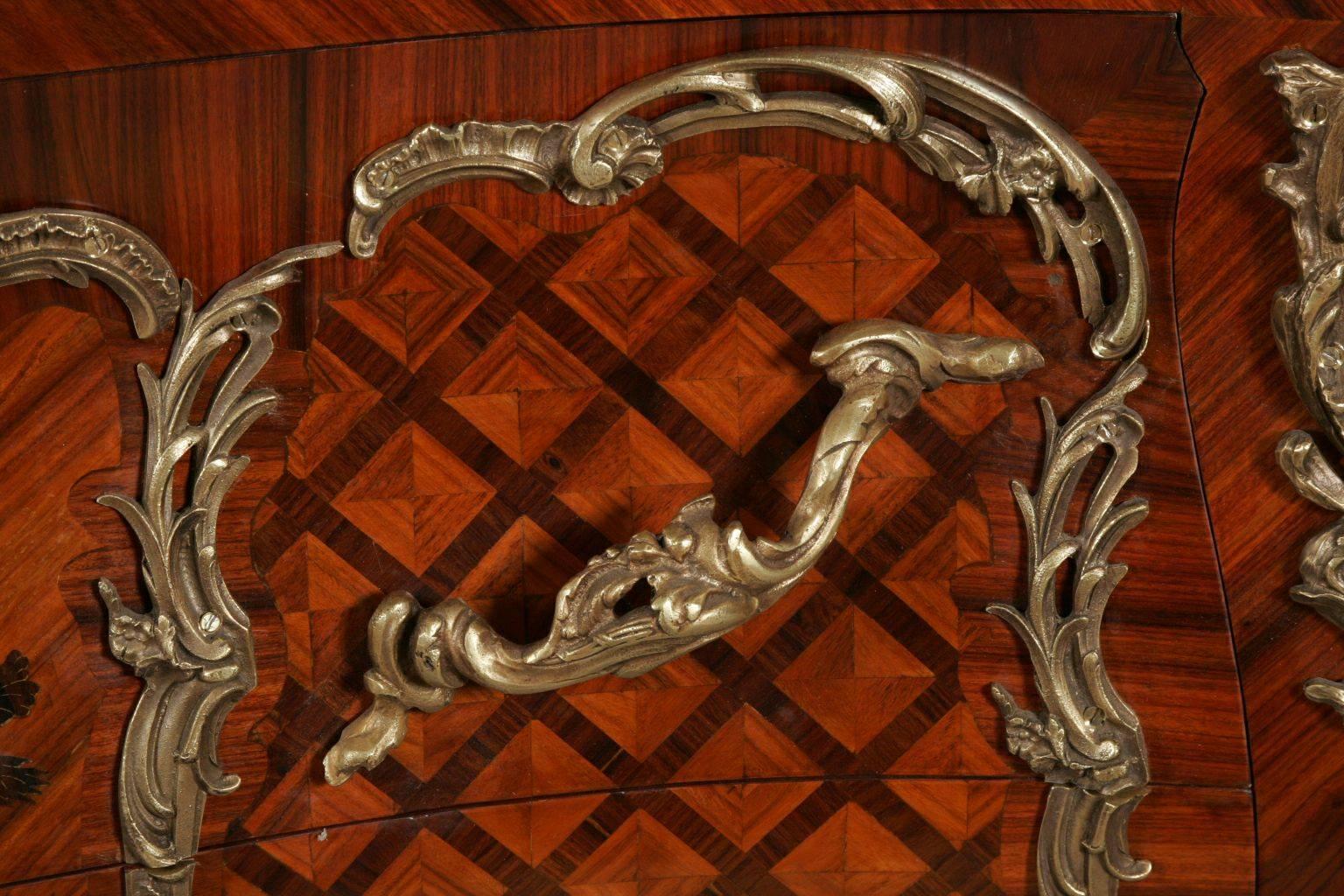Französische Kommode aus Tulpenholz im Louis XV-Stil des 20. im Angebot 1