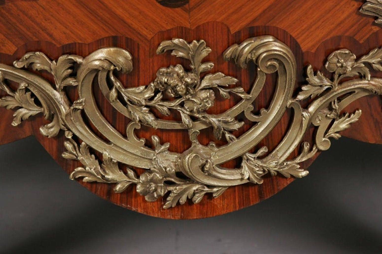 Commode francese del XX secolo in legno di tulipano in stile Luigi XV in vendita 1