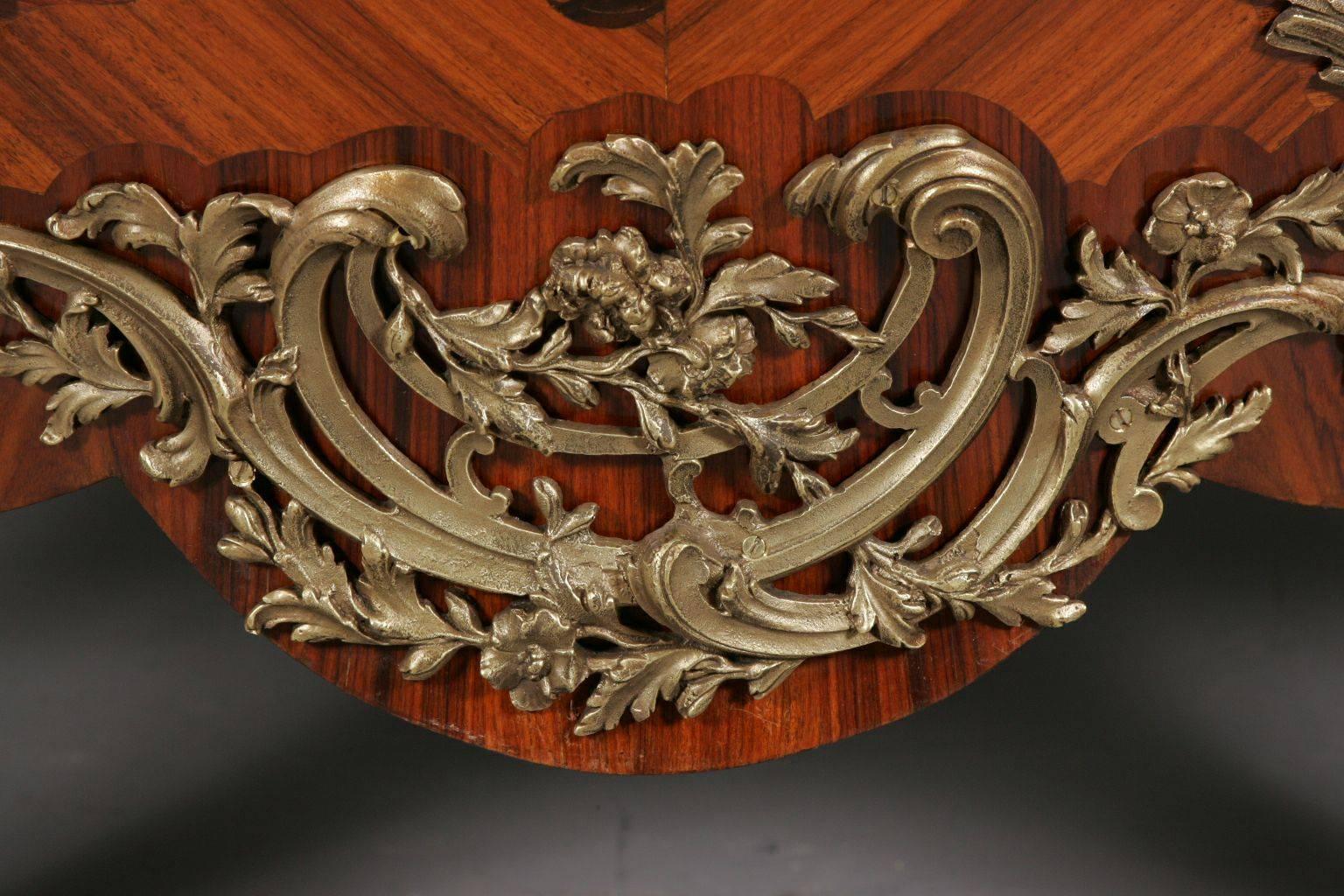 Französische Kommode aus Tulpenholz im Louis XV-Stil des 20. im Angebot 2