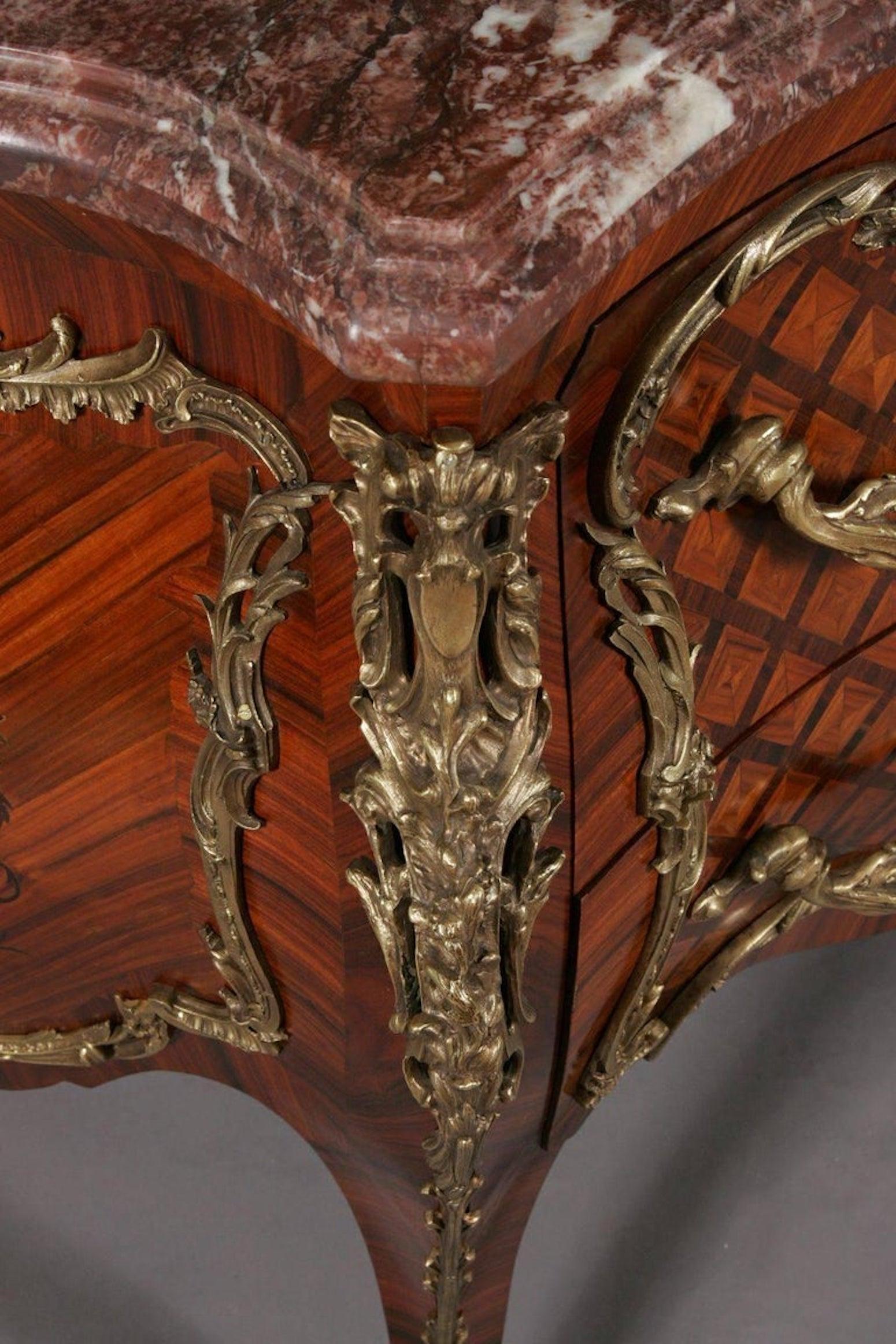 Commode francese del XX secolo in legno di tulipano in stile Luigi XV in vendita 2