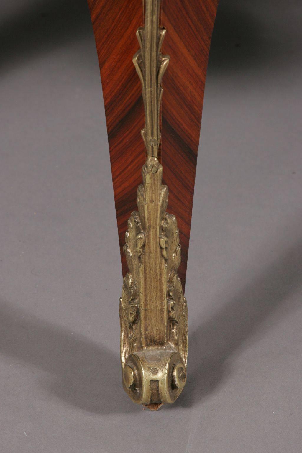 Französische Kommode aus Tulpenholz im Louis XV-Stil des 20. im Angebot 3