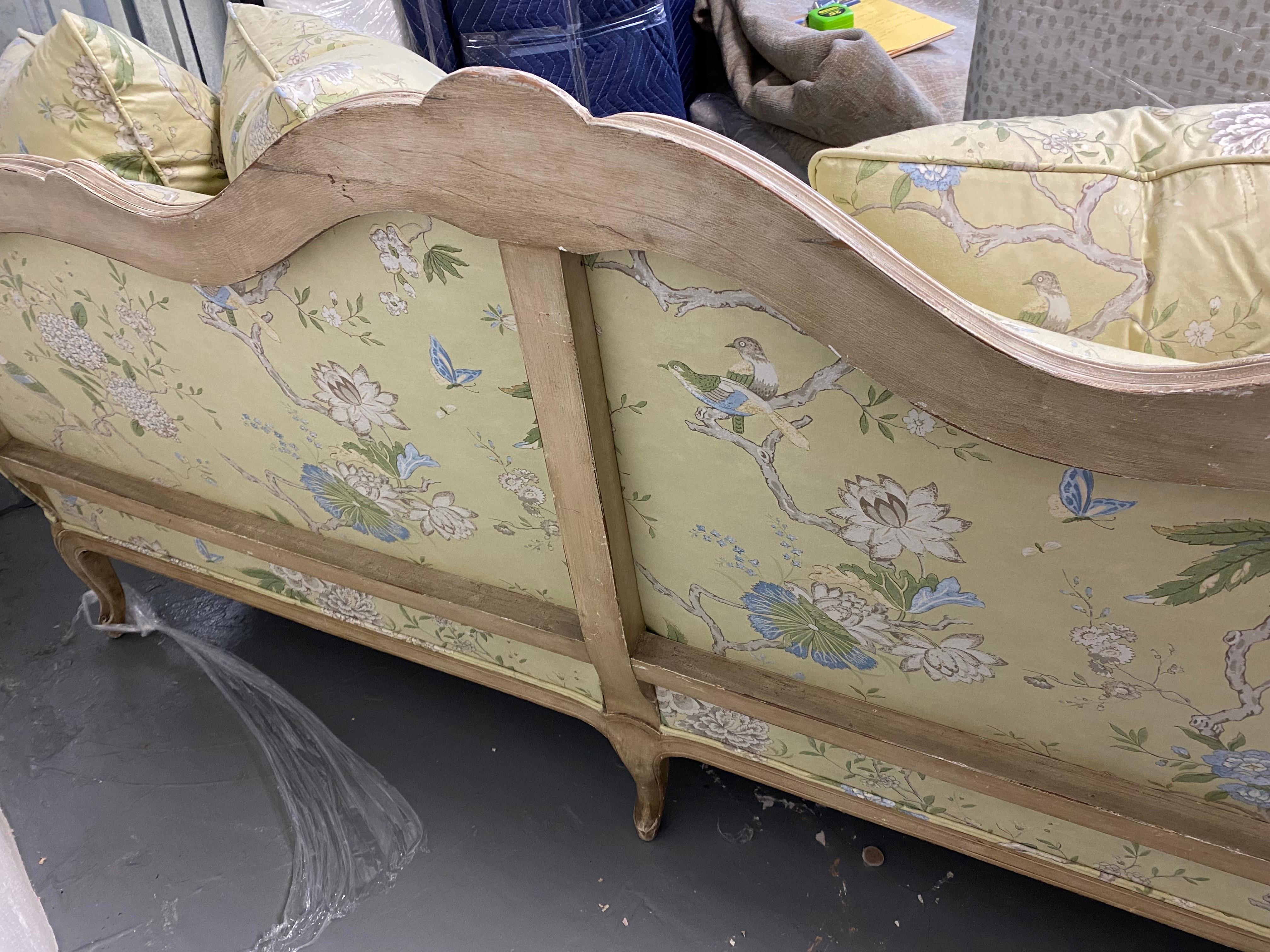 Gepolstertes Sofa im Louis-XV-Stil des 20. Jahrhunderts (Stoff) im Angebot