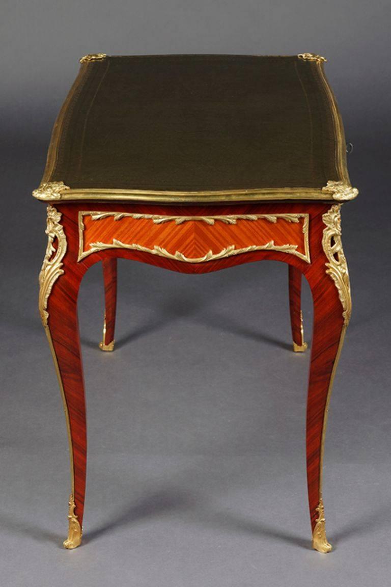 20. Jahrhundert Louis XV Stil Frauen Tulpenfurnier, Bureau Plat oder Schreibtisch (Louis XV.) im Angebot