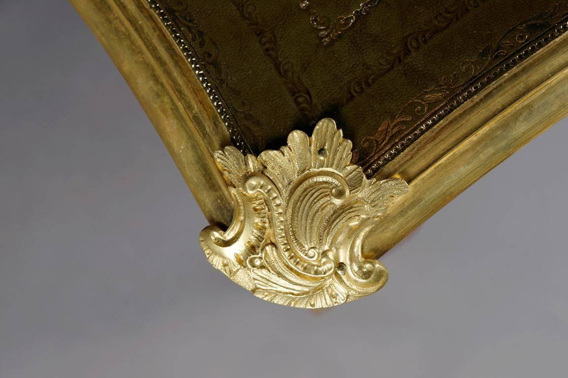 20. Jahrhundert Louis XV Stil Frauen Tulpenfurnier, Bureau Plat oder Schreibtisch (Bronze) im Angebot