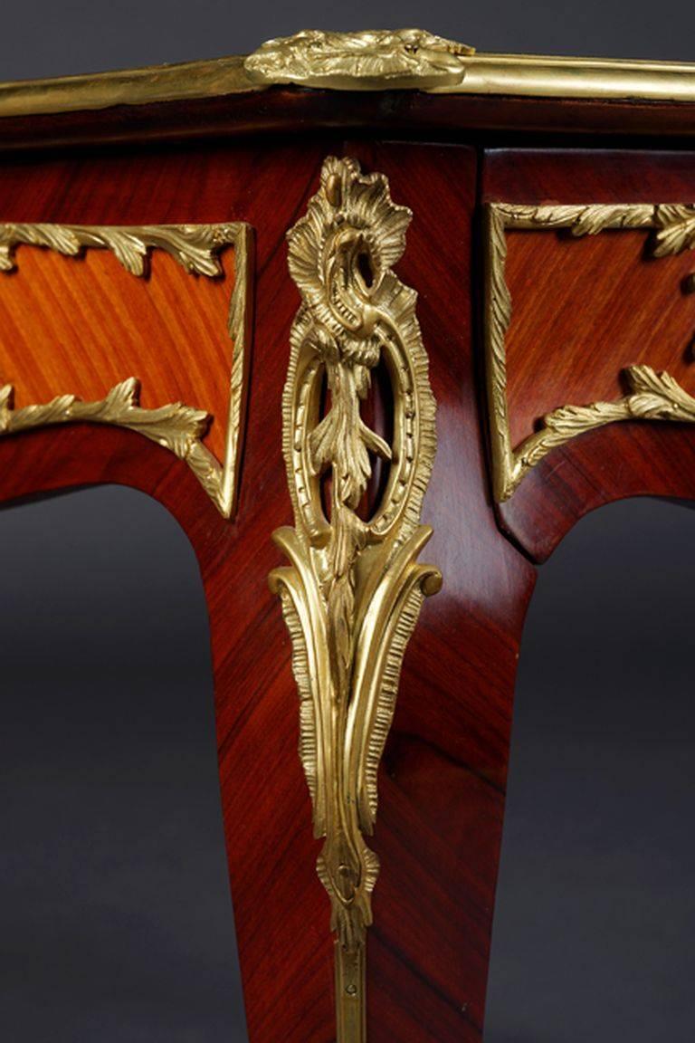 20. Jahrhundert Louis XV Stil Frauen Tulpenfurnier, Bureau Plat oder Schreibtisch im Angebot 3