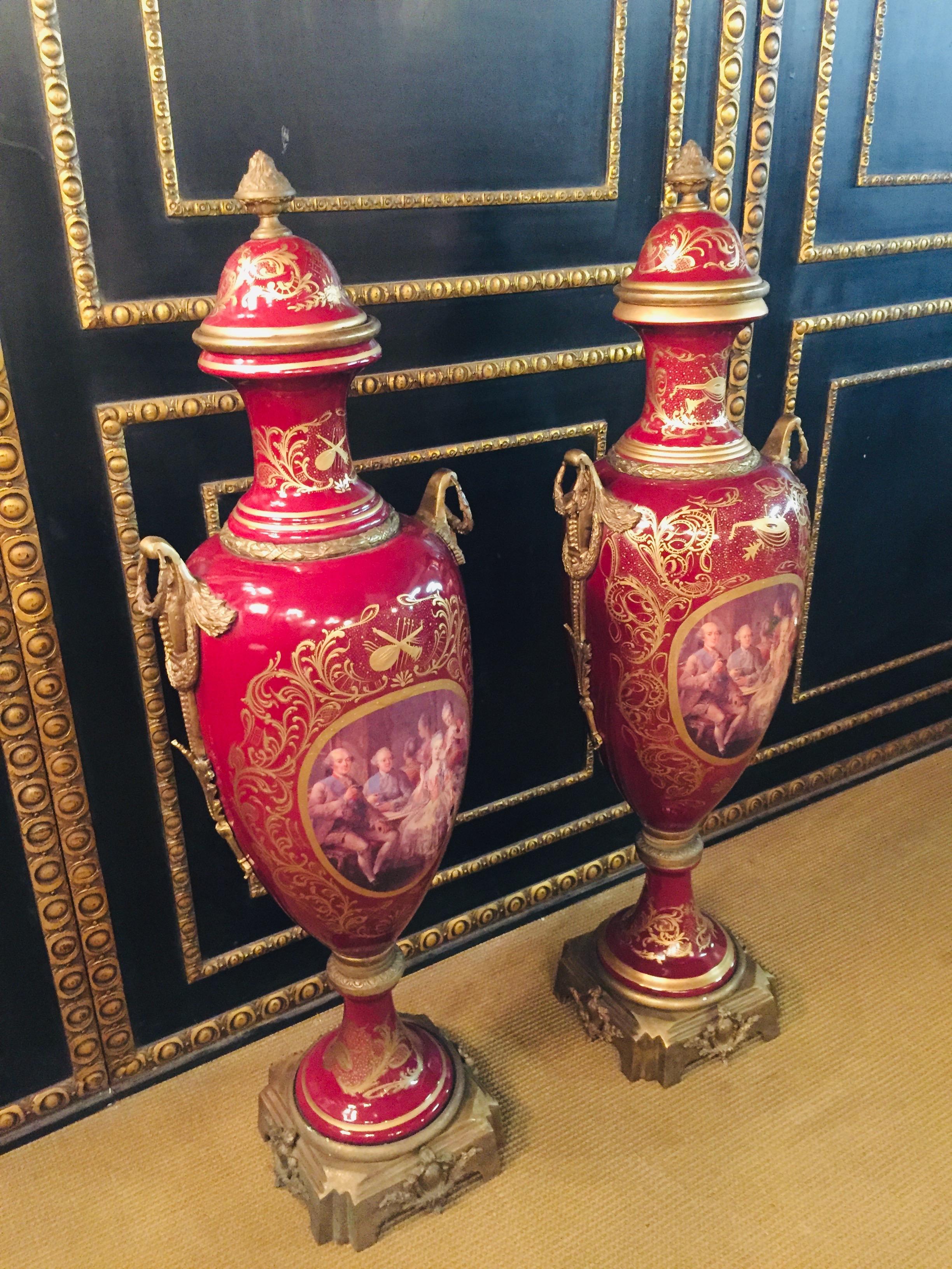 2 vases de Sèvres Marie-Antoinette
Montures en bronze gravé et patiné. Représentations colorées.