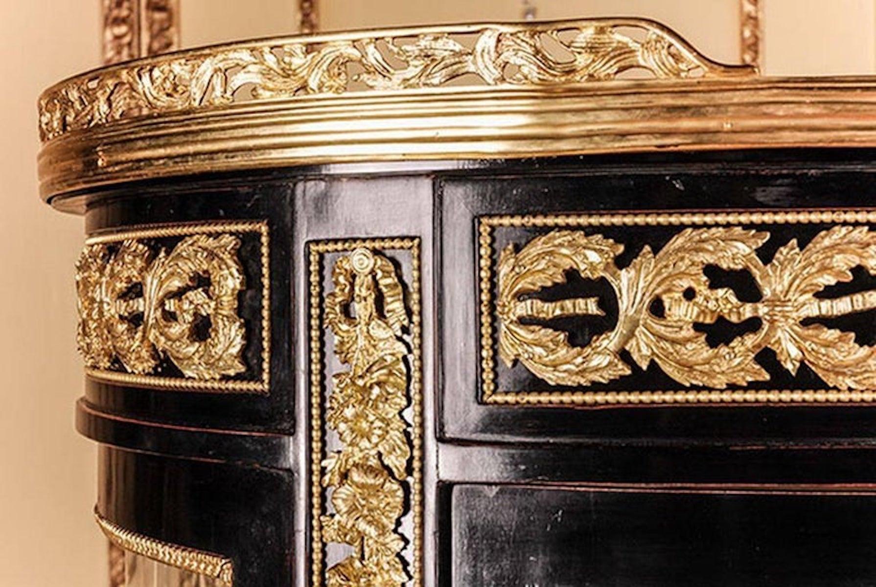 Vitrina de Salón Francesa Estilo Clasicista Luis XVI Siglo XX en venta 4