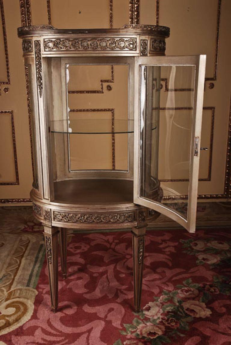Engraved 20th Century Louis XVI Classicist Style French Salon Vitrine For Sale