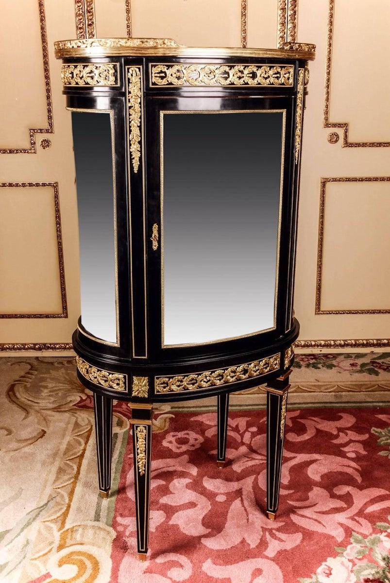 Vitrina de Salón Francesa Estilo Clasicista Luis XVI Siglo XX Ebonizado en venta