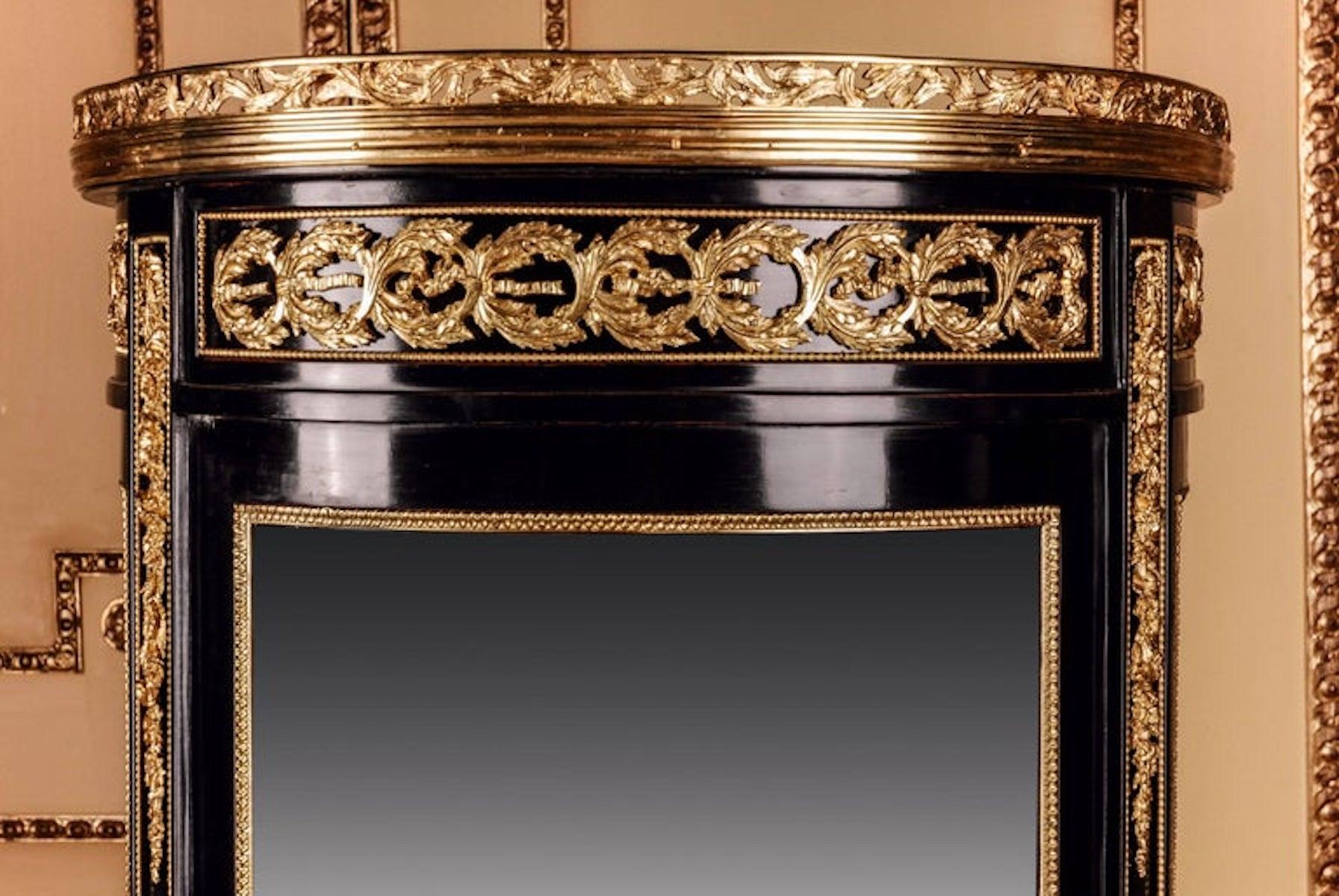Vitrina de Salón Francesa Estilo Clasicista Luis XVI Siglo XX siglo XX en venta