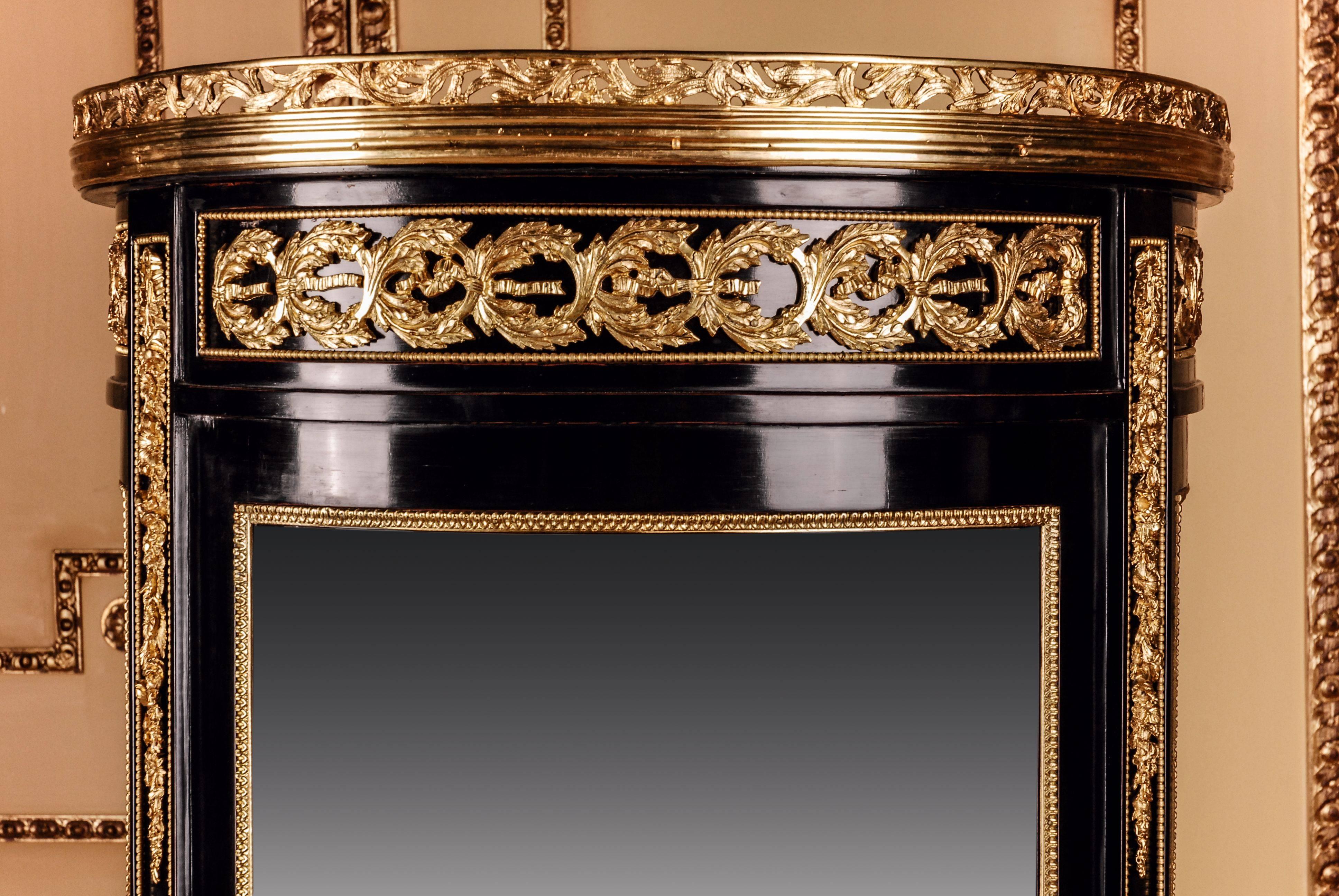 Französische Salonvitrine im klassischen Louis-XVI-Stil des 20. Jahrhunderts im Angebot 1