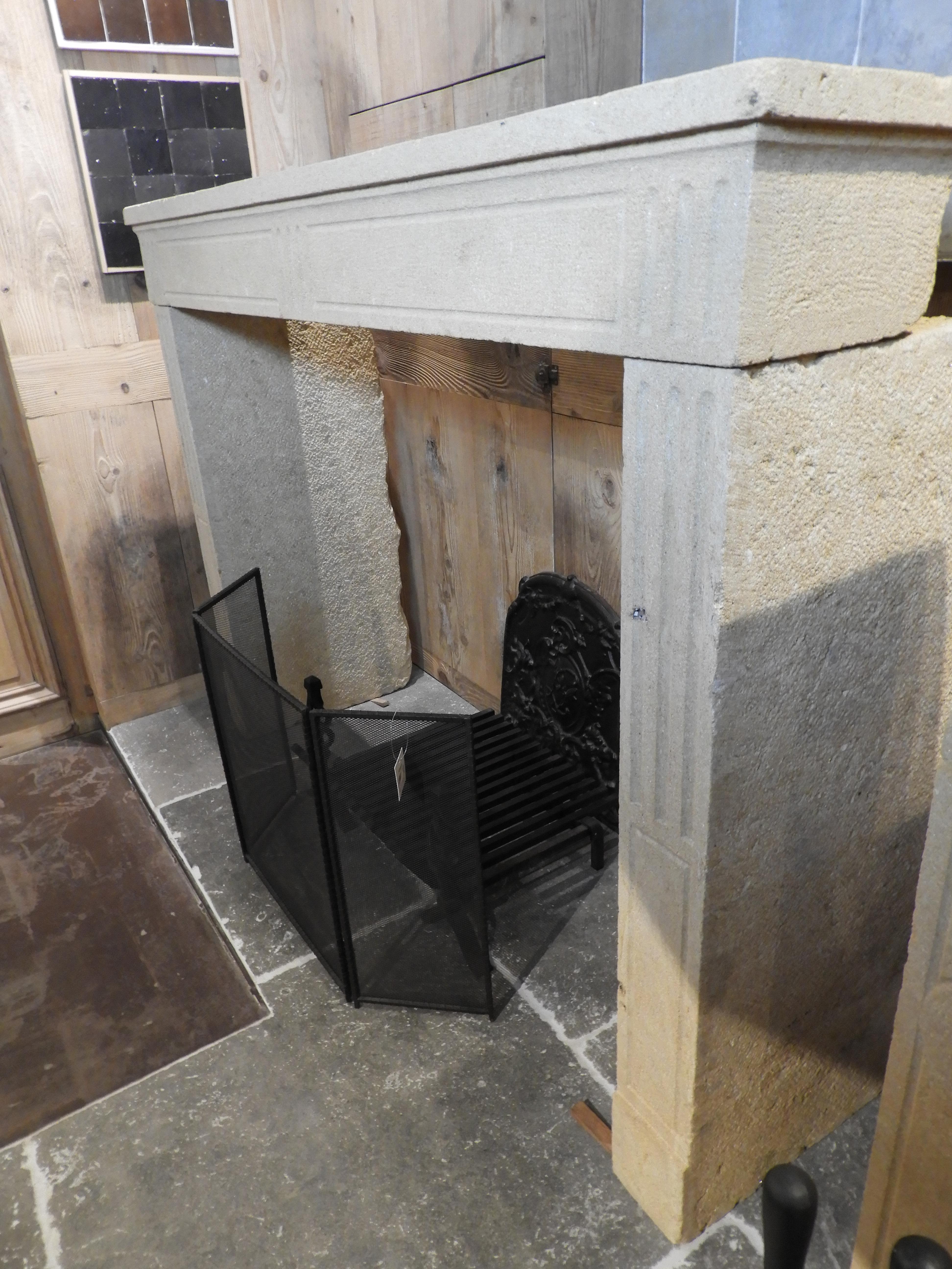 20th Century Louis XVI Fireplace in French Limestone For Sale 6