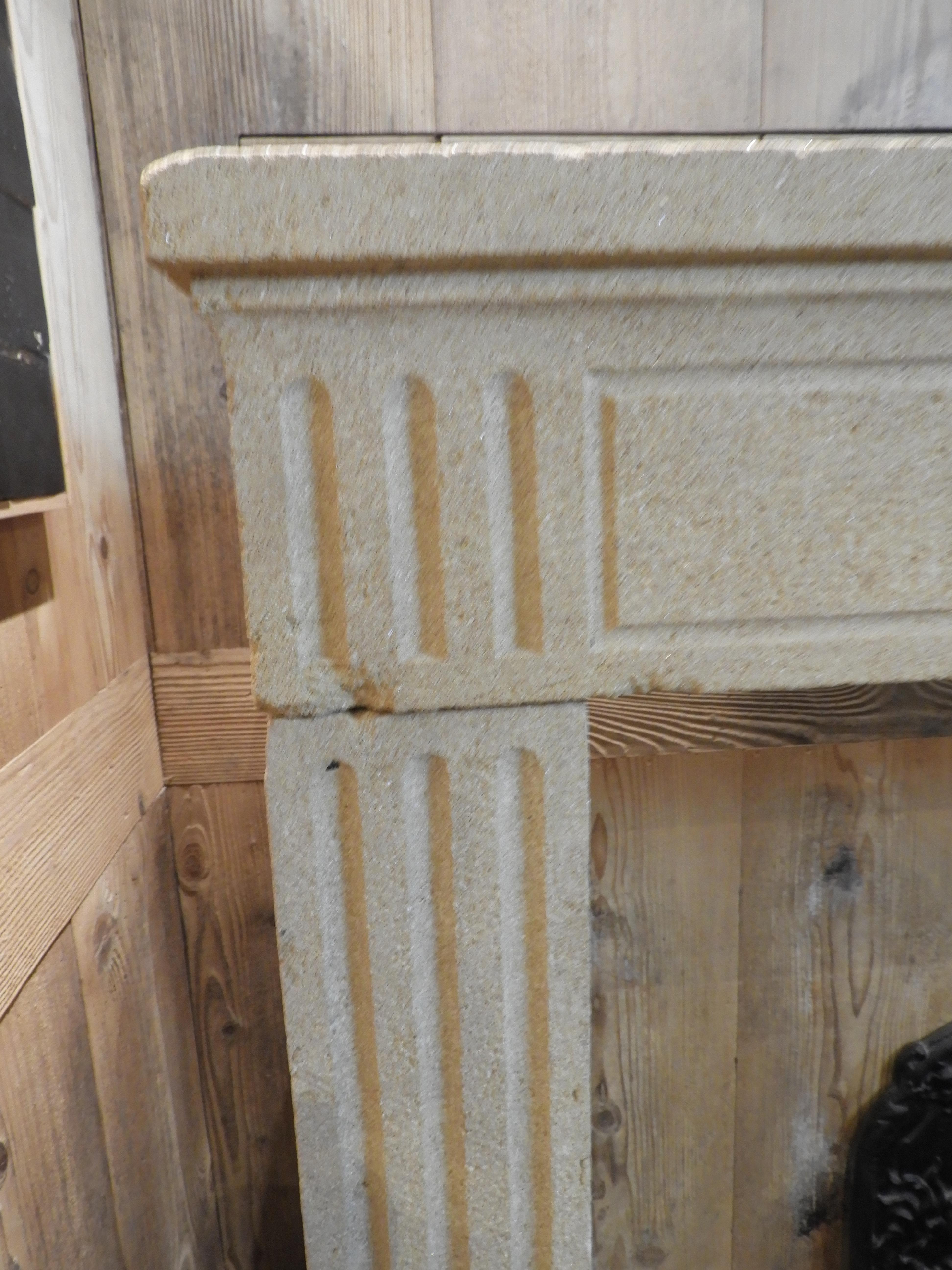 20th Century Louis XVI Fireplace in French Limestone For Sale 2