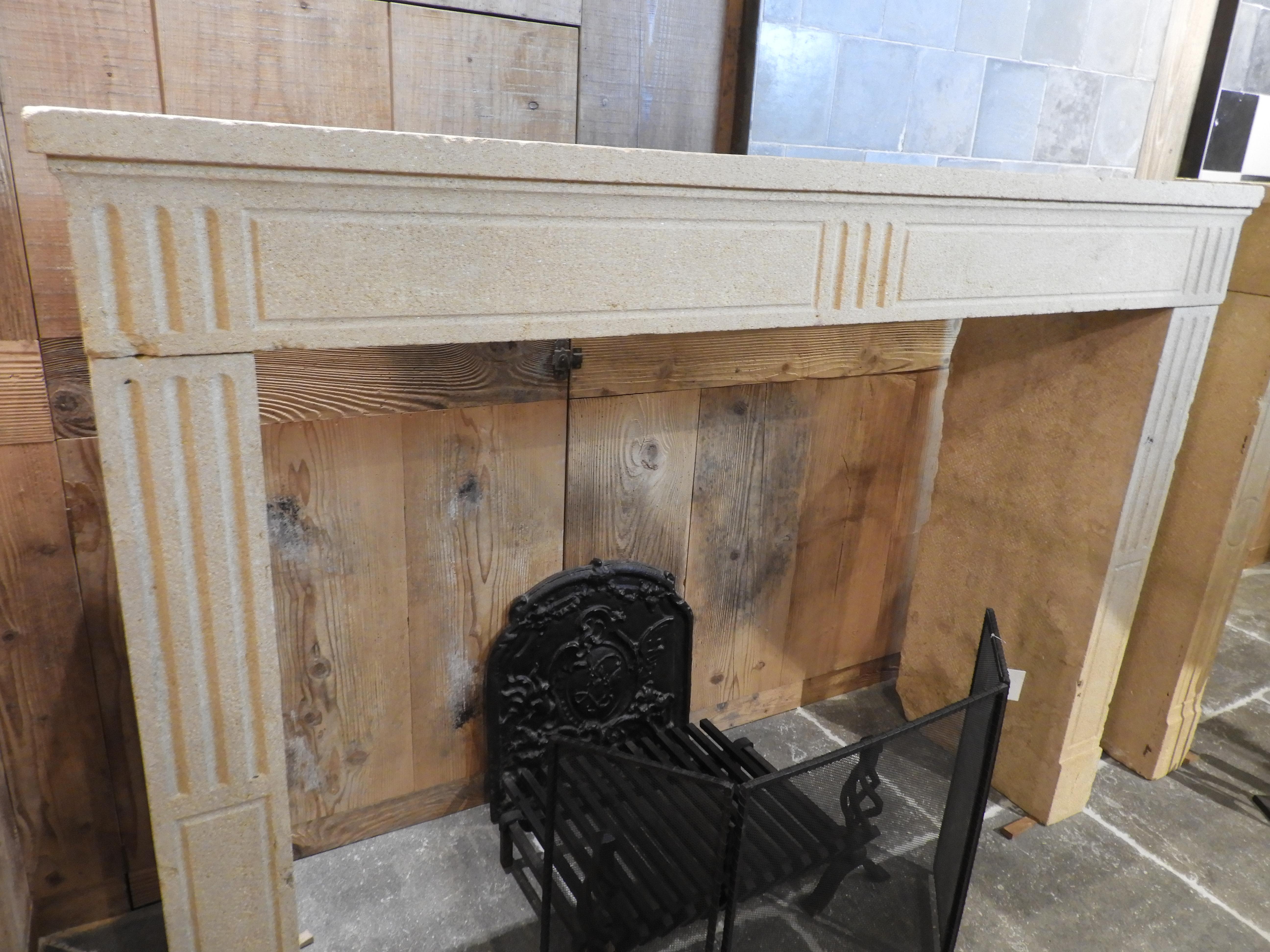 20th Century Louis XVI Fireplace in French Limestone For Sale 4