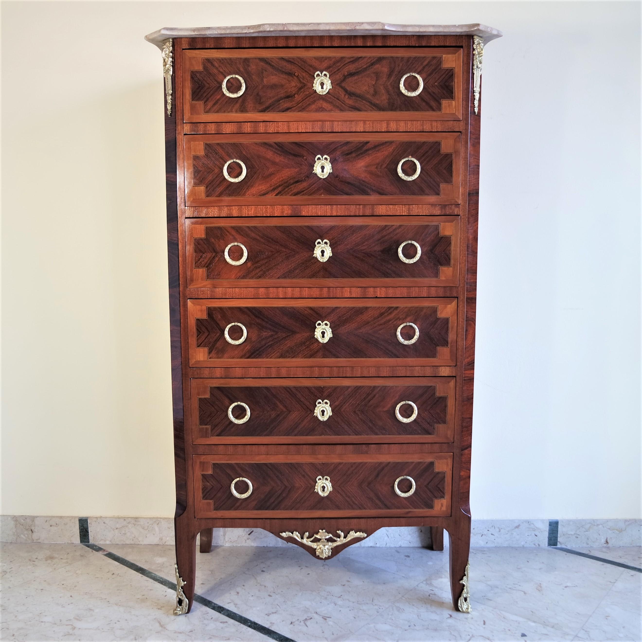 20th century, French chest of drawers in kingwood.
On the top, it has a veined marble. 
Cabinet with beautiful proportions and drawers embellished with bronzed handles.
Restored and in good conditions.