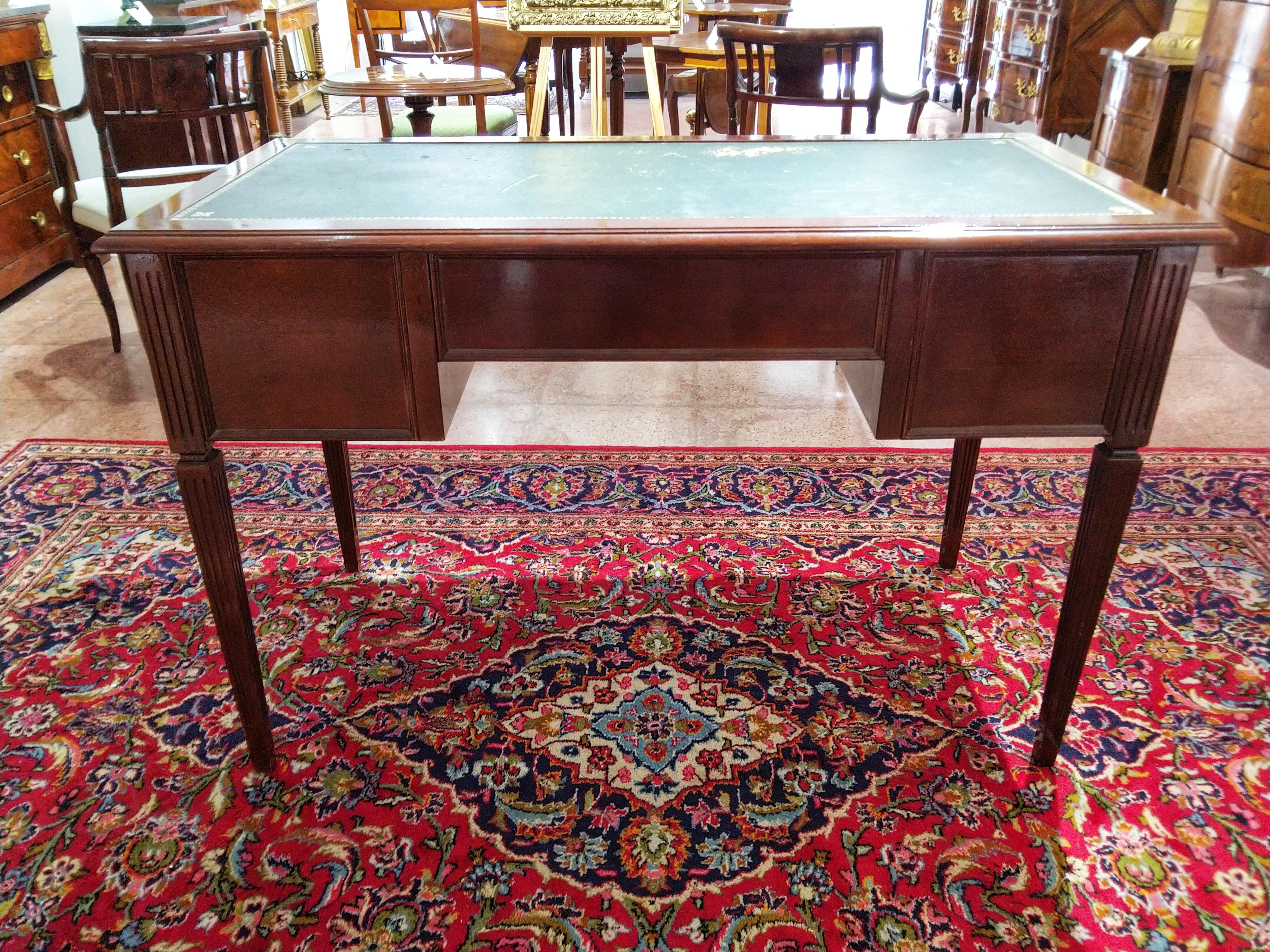 20th Century Louis XVI Oak Small Bureau Plat Writing Desk In Good Condition For Sale In Toledo, Castilla La Mancha