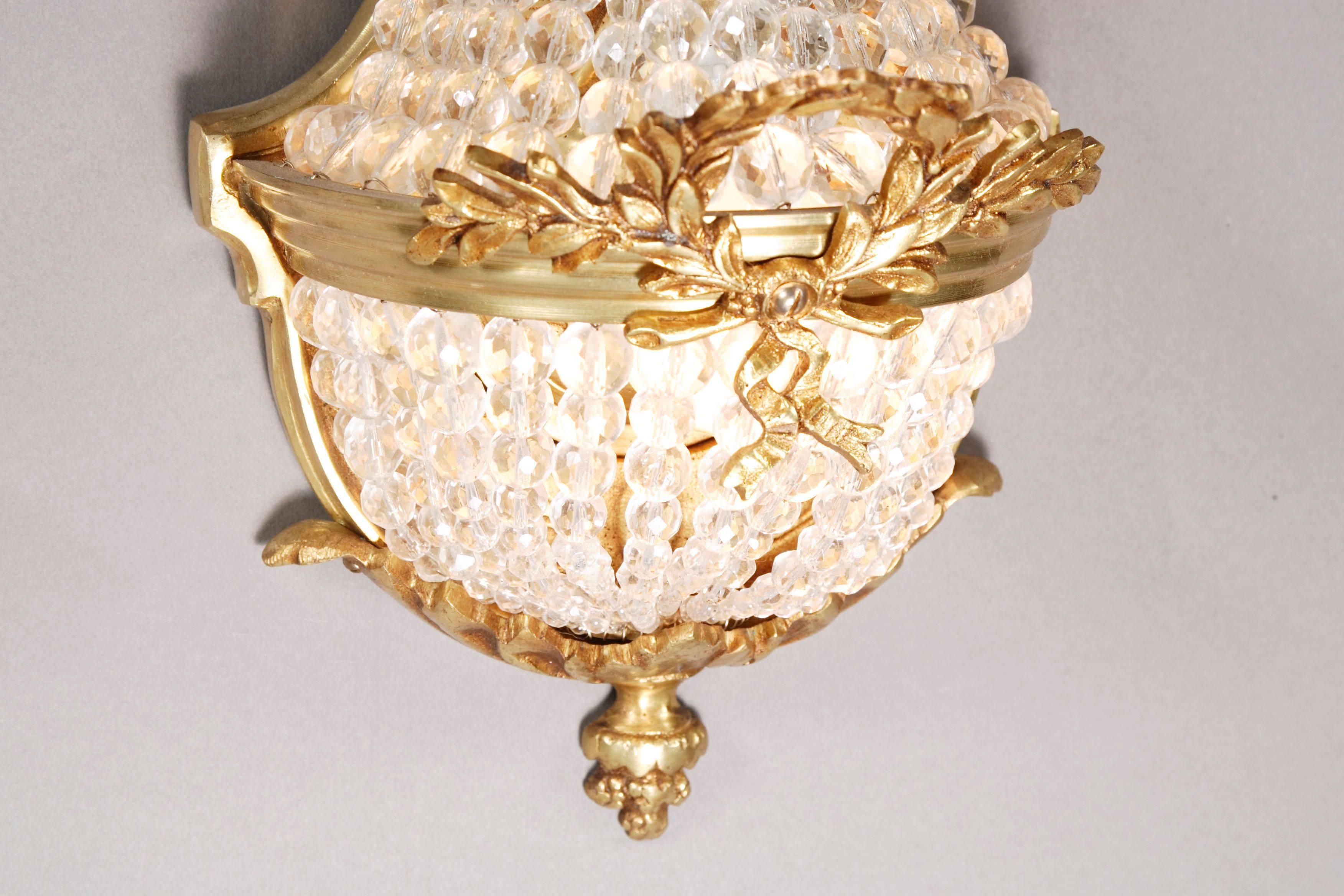 20th century Louis XVI style basket applique wall lamp

Finely engraved bronze with hand ground French ball-prism cords.

(F-Me-4).
