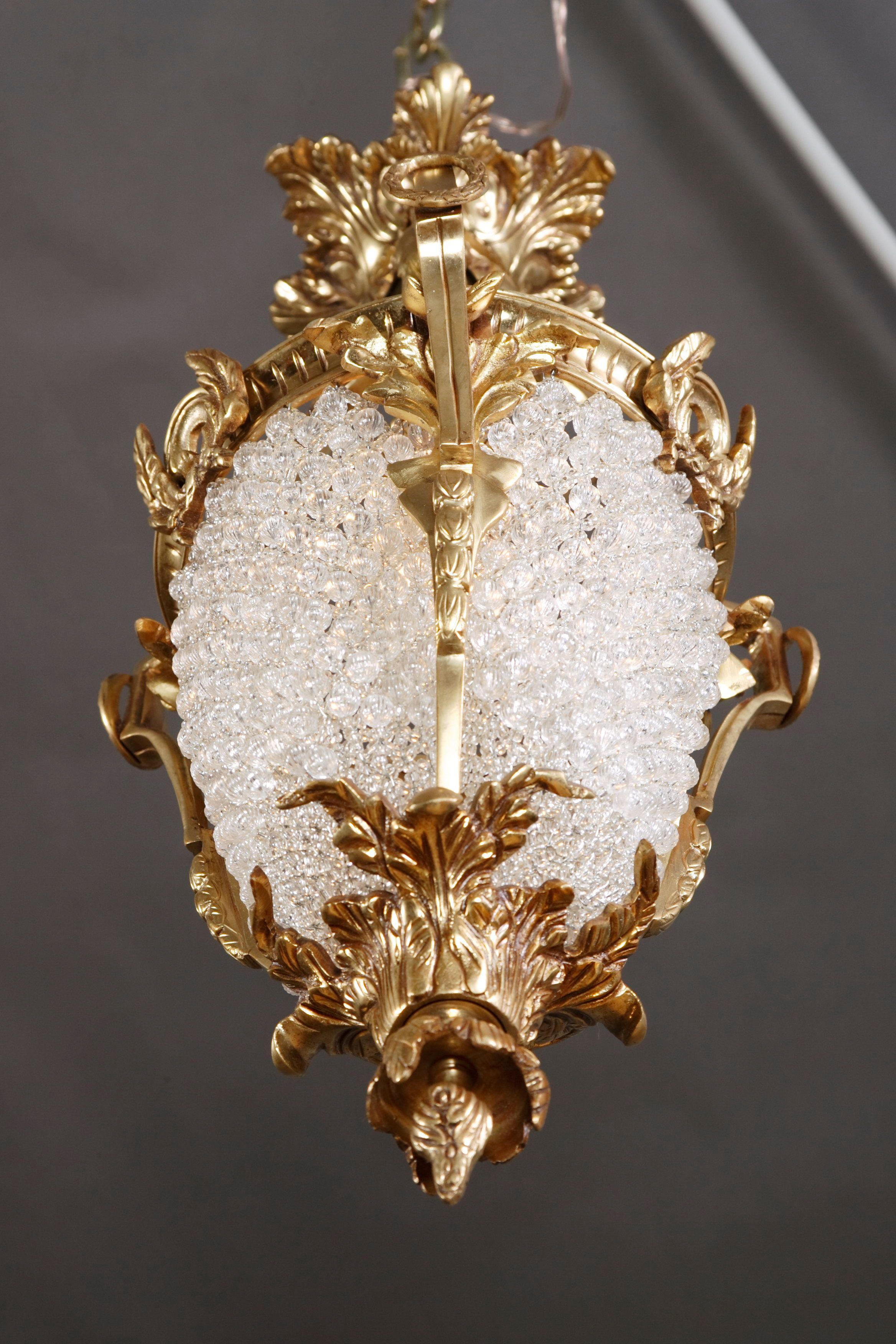 chandelier de plafond de style Louis XVI du 20e siècle 

Bronze gravé. Suspensions en verre mat sous forme de rosaces.

Le délai de livraison peut prendre environ 6 semaines


(F-Hud-16).
 