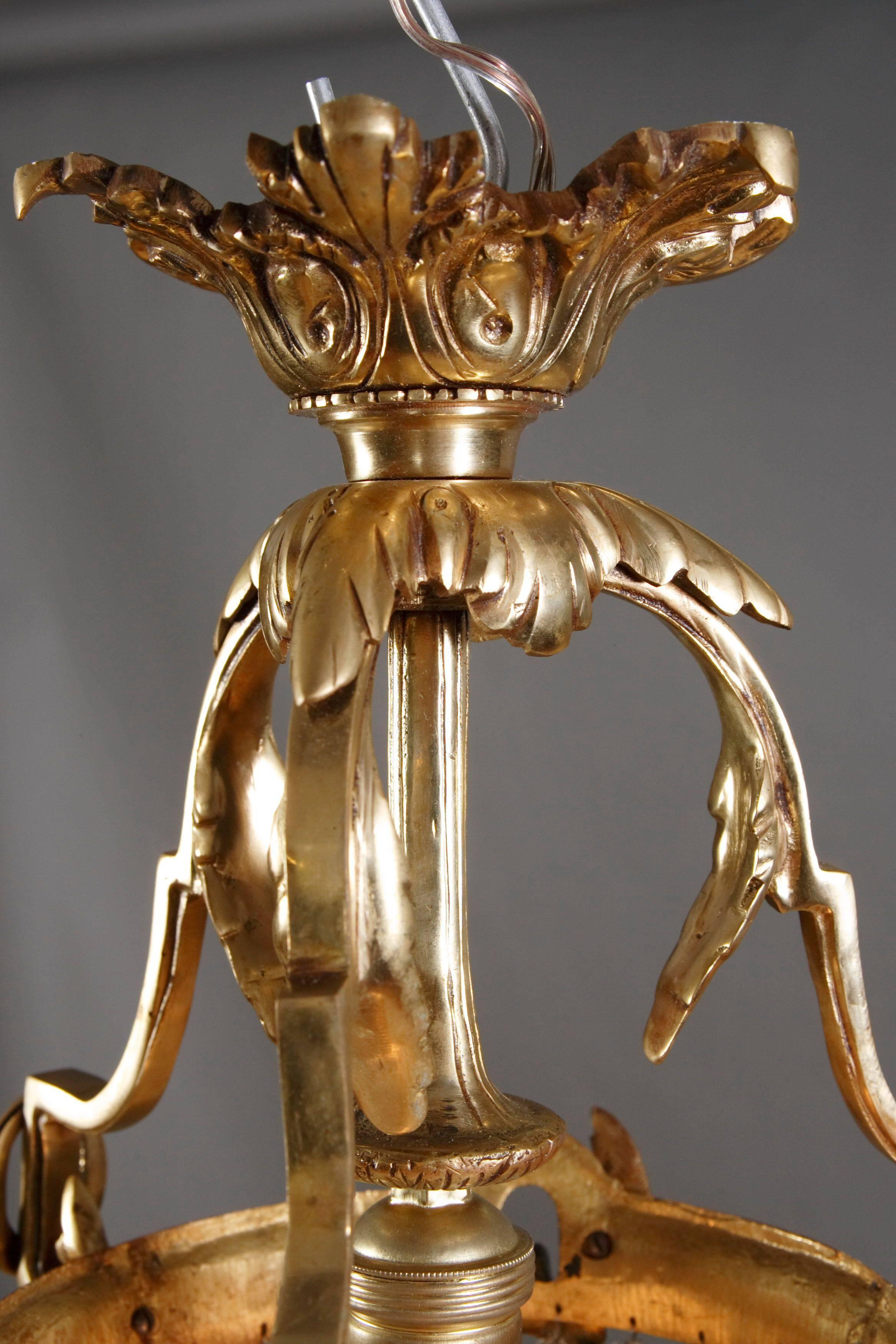 20th century Louis XVI style ceiling candelabra

Engraved bronze. Hangings from matte glass in the form of rosettes.

Delivery time can take about 6 weeks


(F-Hud-16).
 