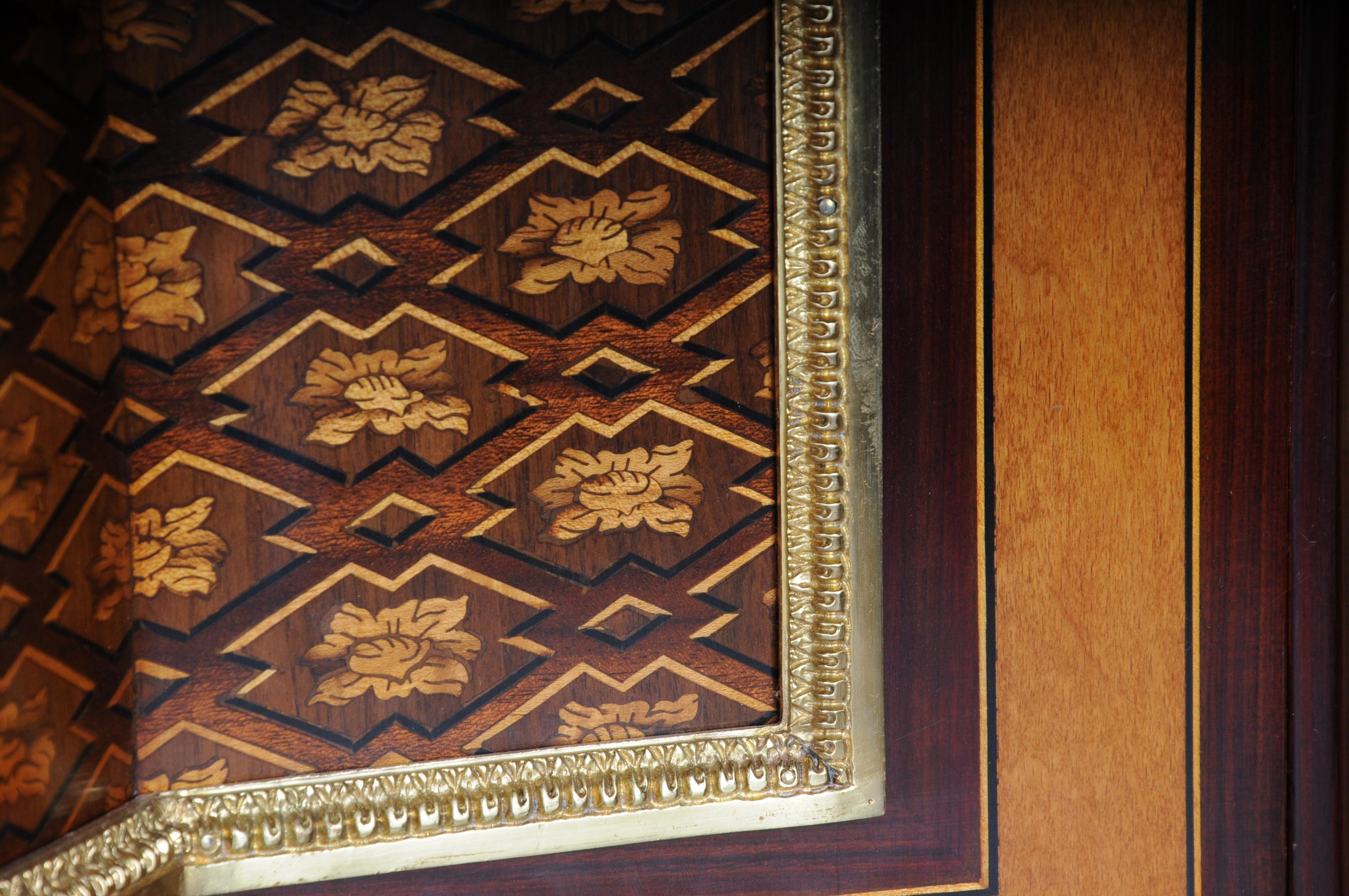 Marmo Commode/cassettiera in stile Louis XVI del XX secolo di Jean-Henri Riesener in vendita