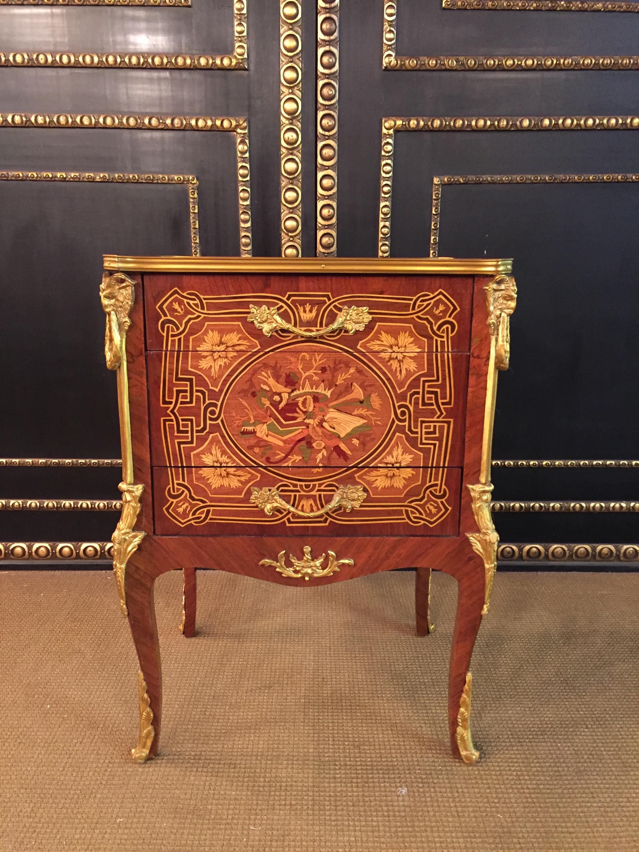 Bois-Satiné veneer, all-round mirror veneer and marquetry on beech wood. Set with finely chased, very decorative, pierced bronze fittings edged. Carcase box on sloping, curly legs ending in sabot, scalloped on all sides.