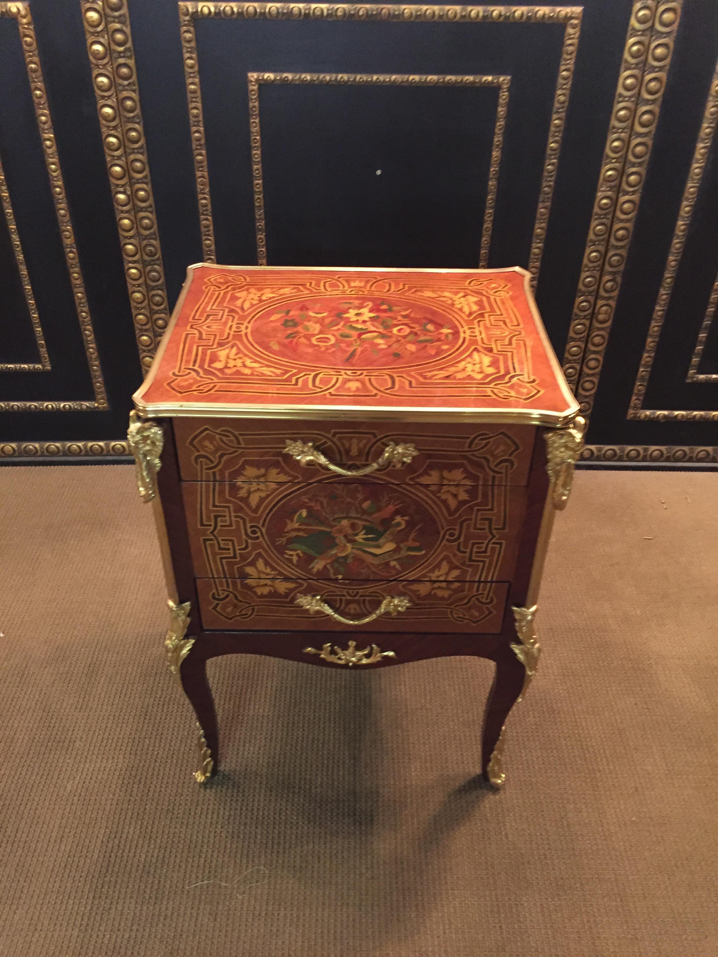 Bois-Satiné veneer, all-round mirror veneer and marquetry on beechwood. Set with finely chased, very decorative, pierced bronze fittings edged. Carcase box on sloping, curly legs ending in sabot, scalloped on all sides.
