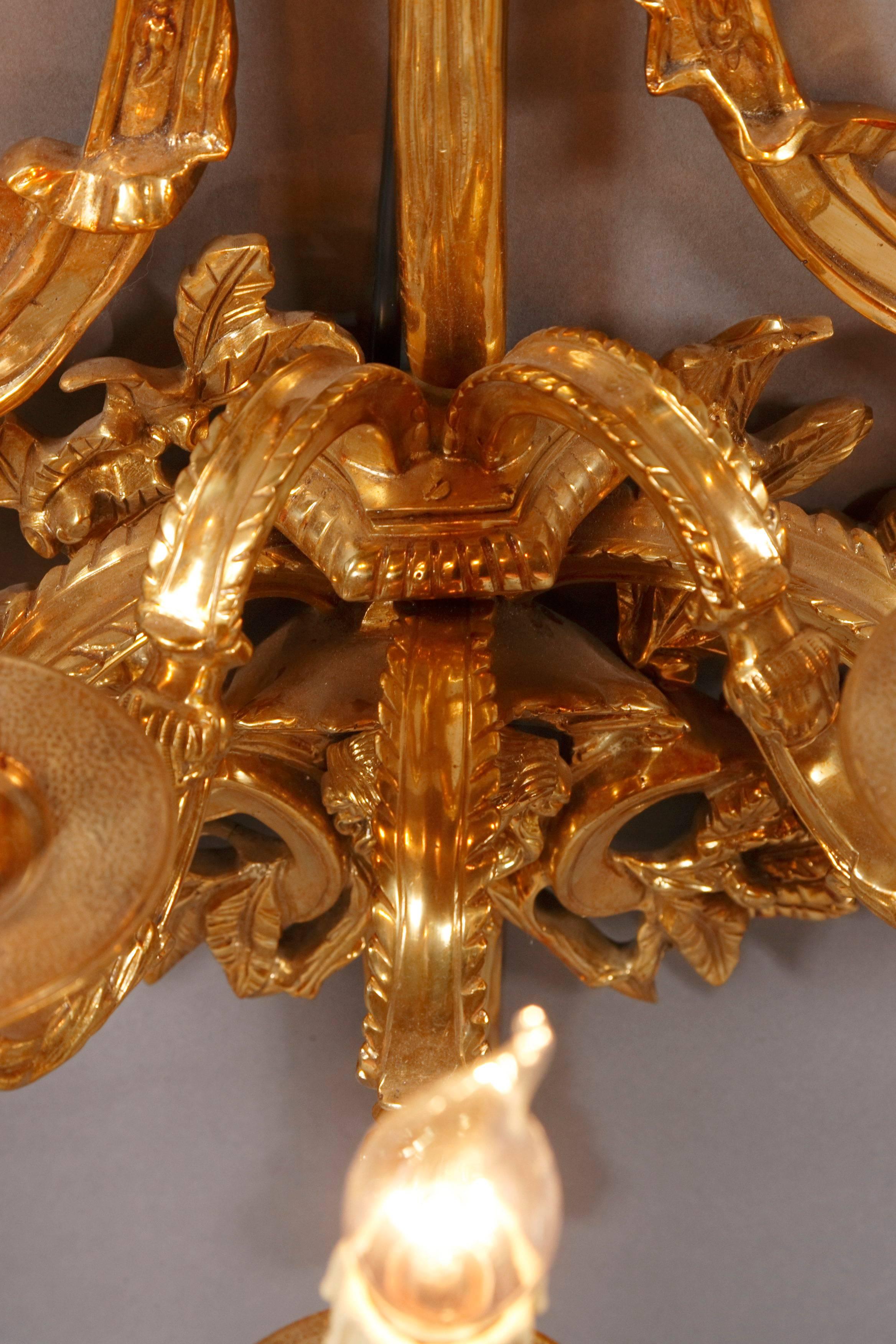 Fünffache Leuchte im Louis-XVI-Stil des 20. Jahrhunderts (Bronze) im Angebot