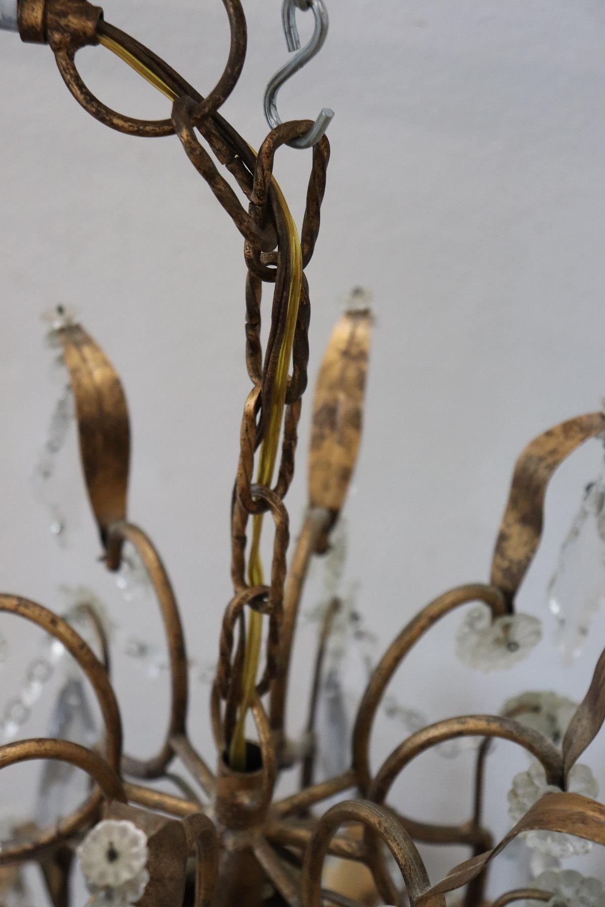 Kronleuchter aus vergoldeter Bronze und Kristallen im Louis-XVI-Stil des 20. Jahrhunderts im Angebot 3