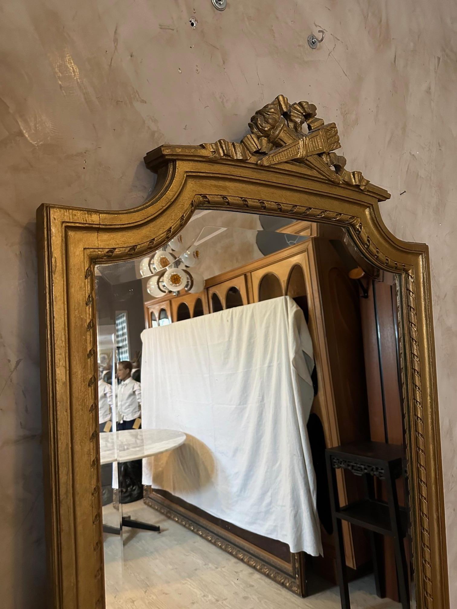 Francese Specchio in legno dorato e smussato in stile Luigi XVI del XX secolo in vendita