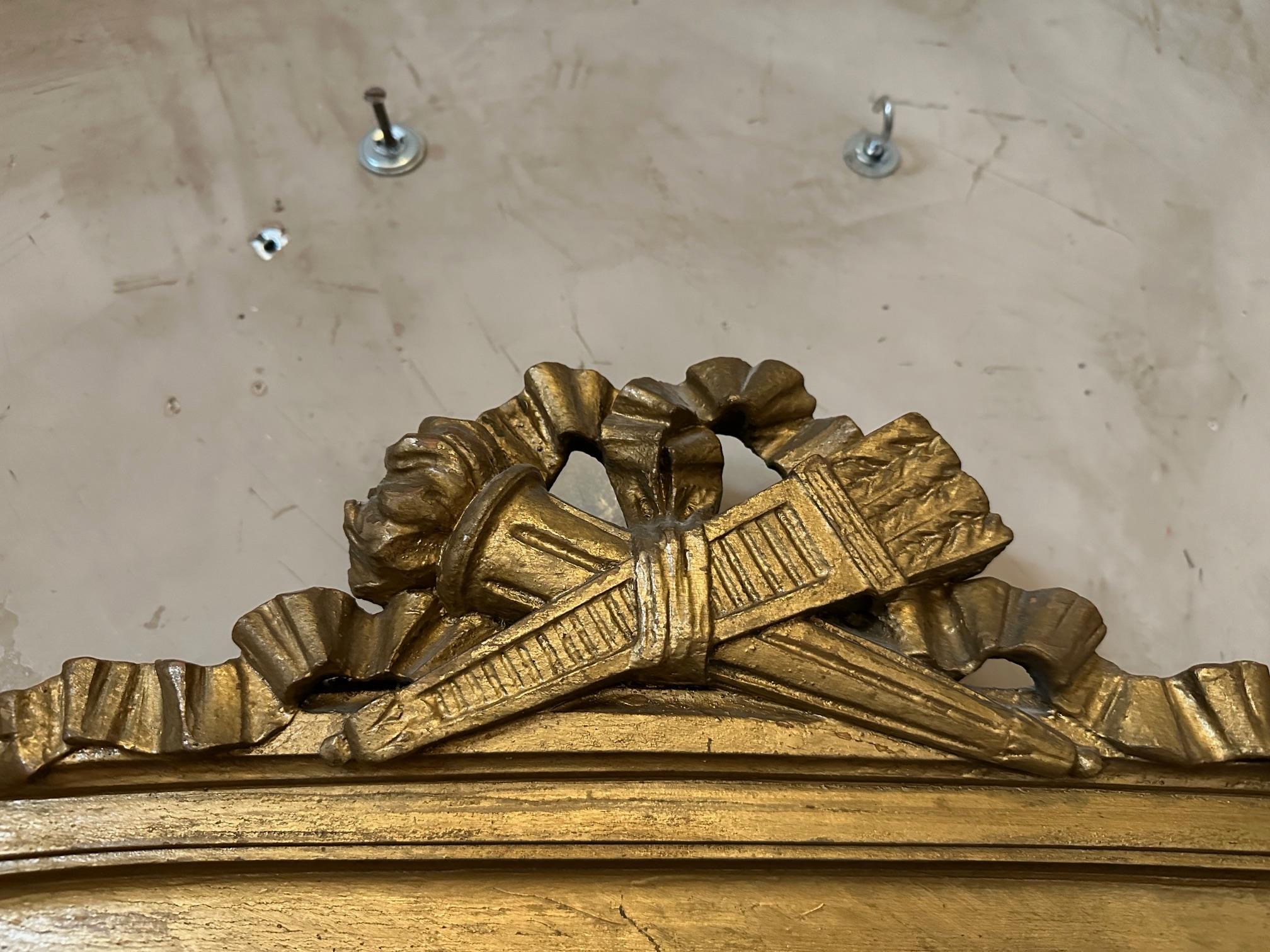 Specchio in legno dorato e smussato in stile Luigi XVI del XX secolo In condizioni buone in vendita a LEGNY, FR