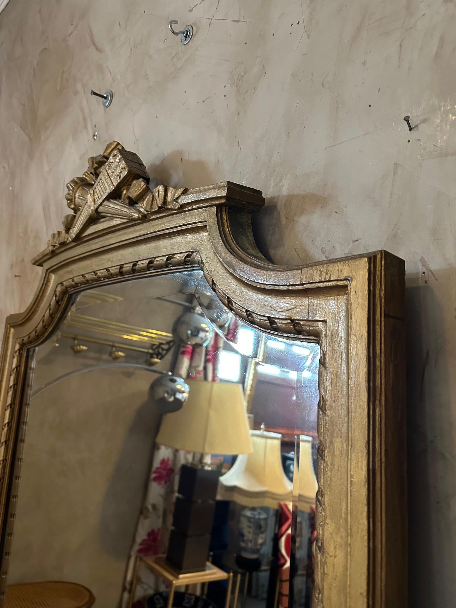 Metà XX secolo Specchio in legno dorato e smussato in stile Luigi XVI del XX secolo in vendita